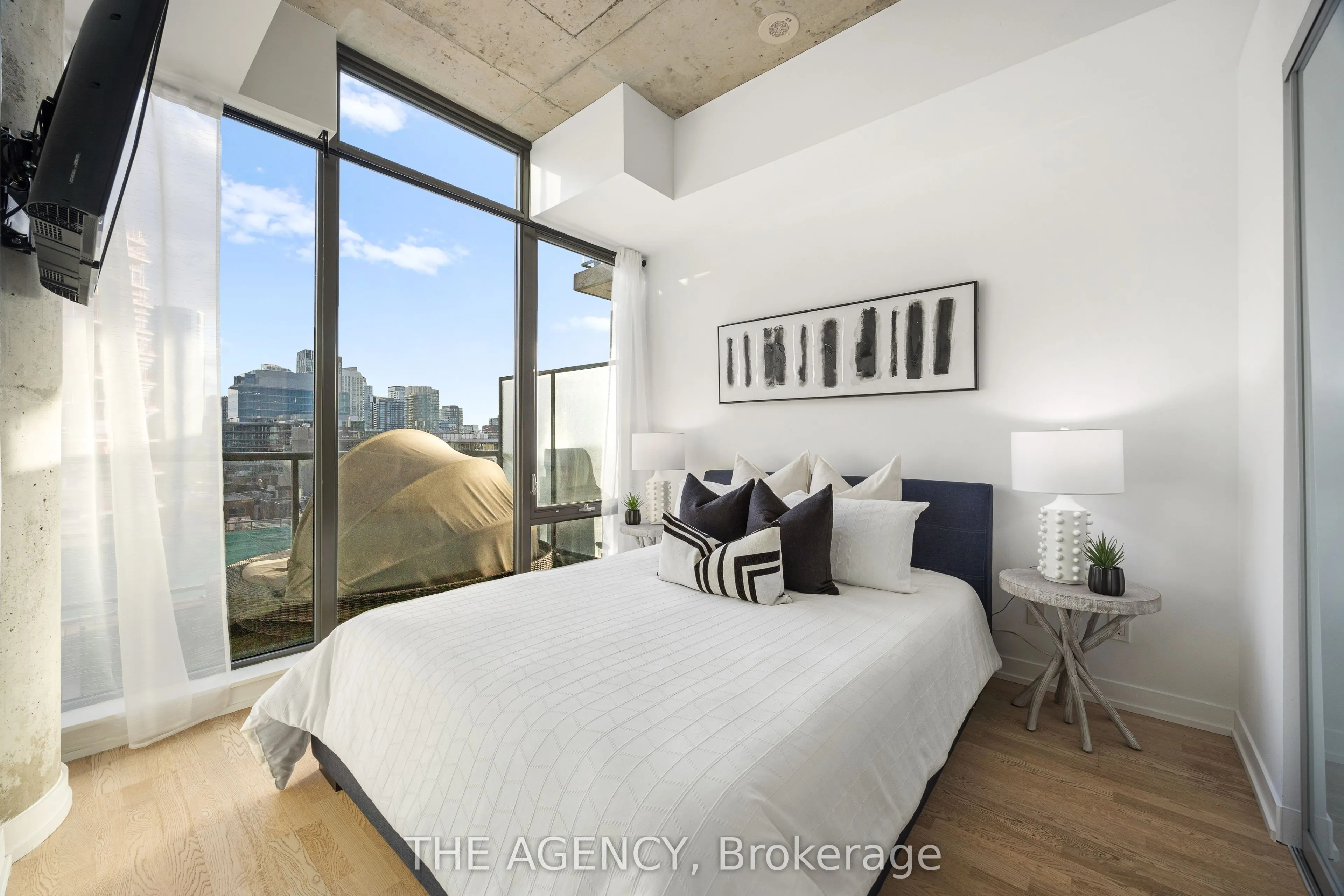 560 King Street W, #1011