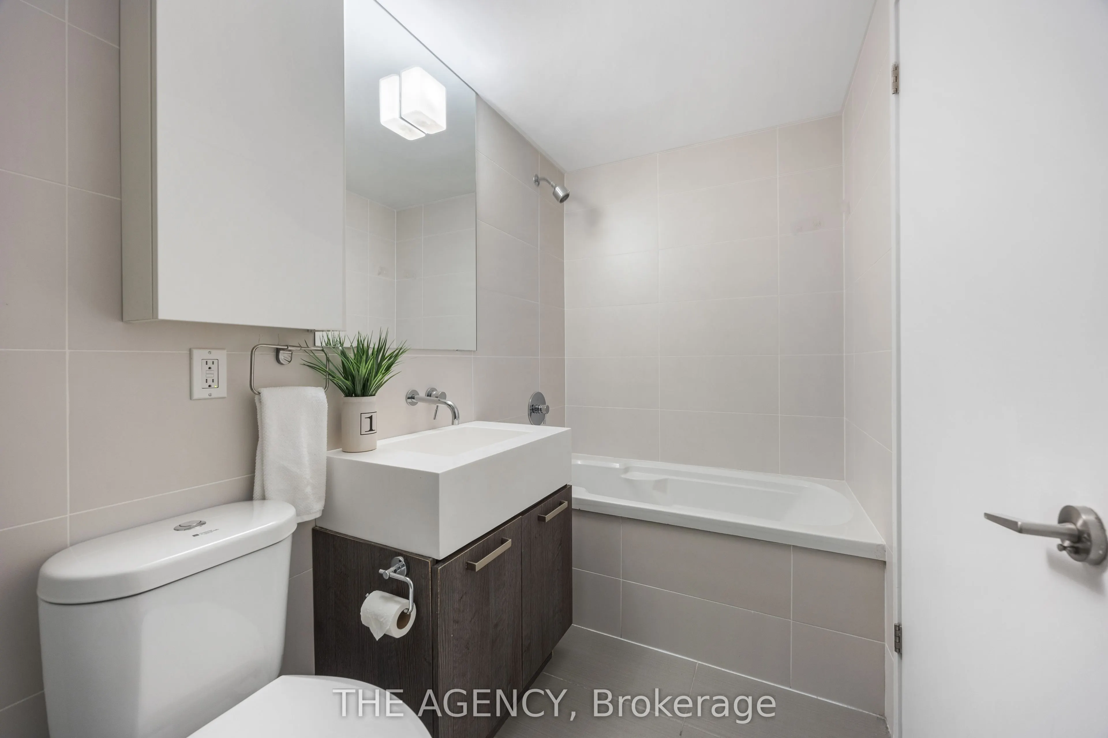 560 King Street W, #1011