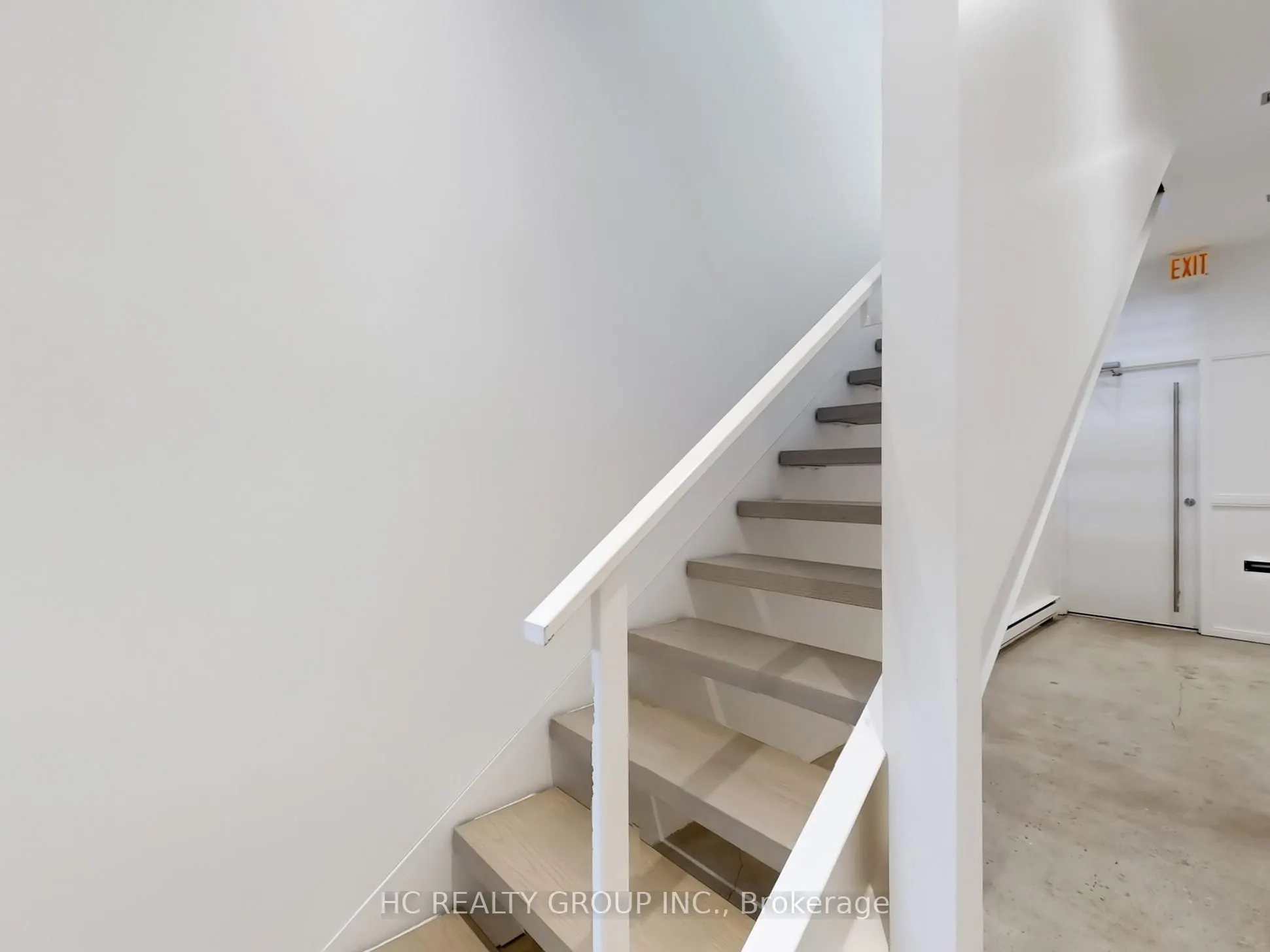 899 Dundas Street W