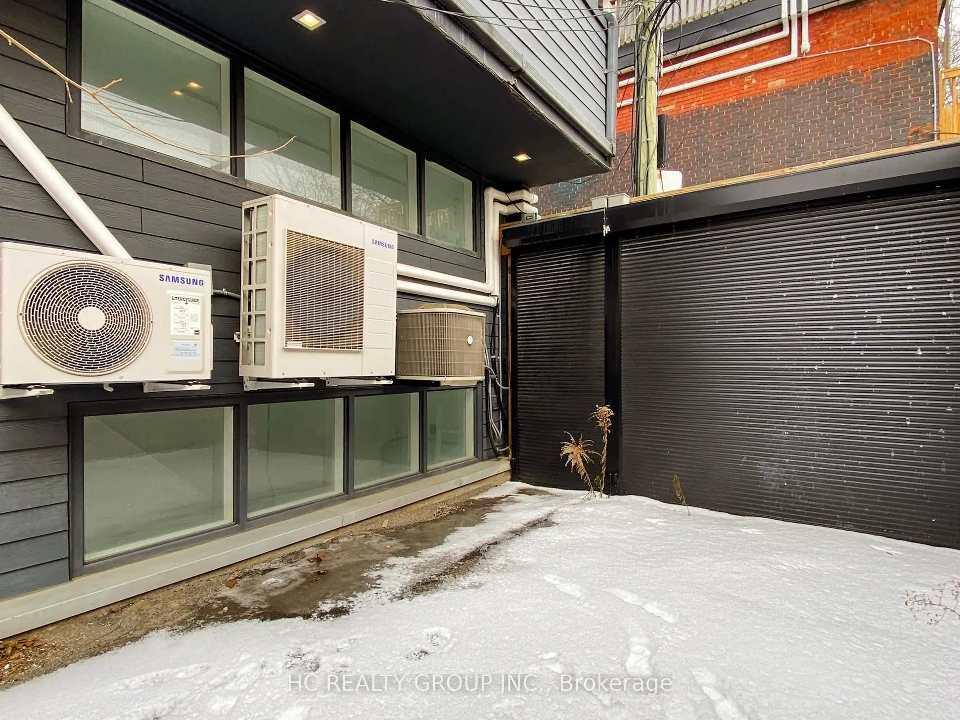 899 Dundas Street W