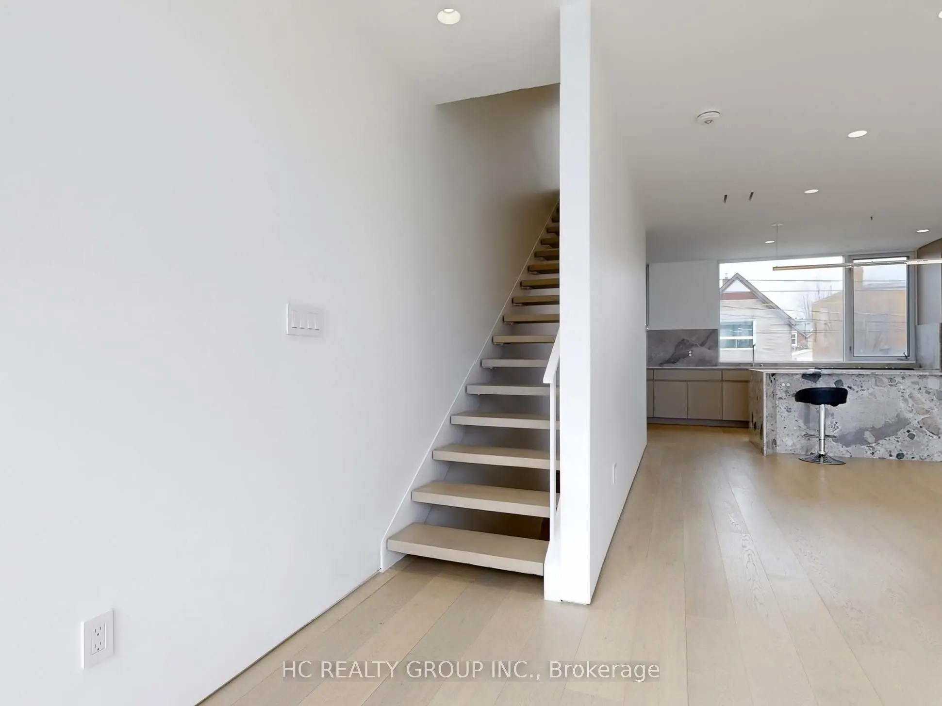 899 Dundas Street W