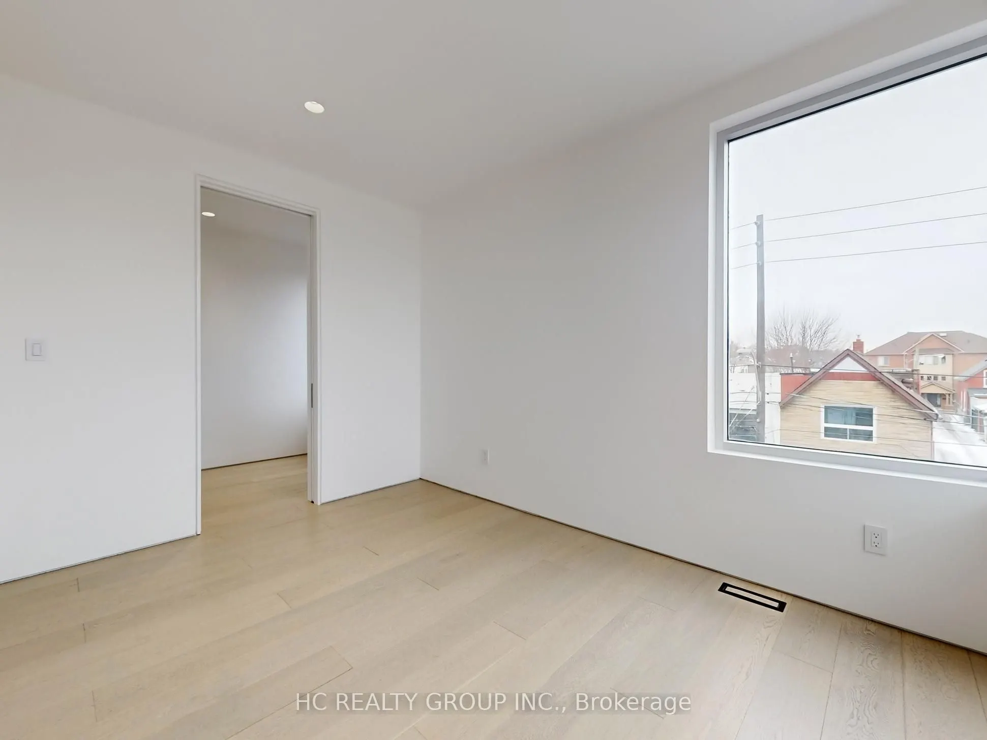 899 Dundas Street W