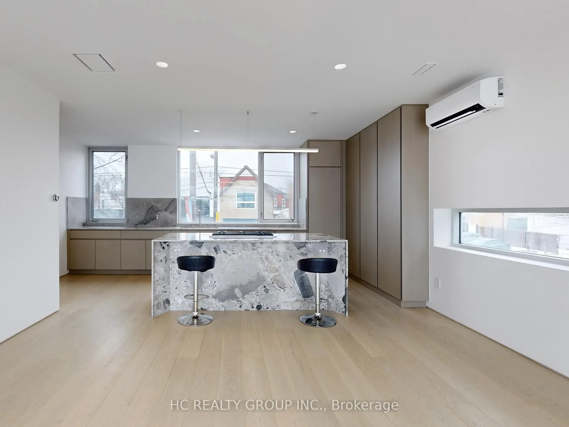 899 Dundas Street W