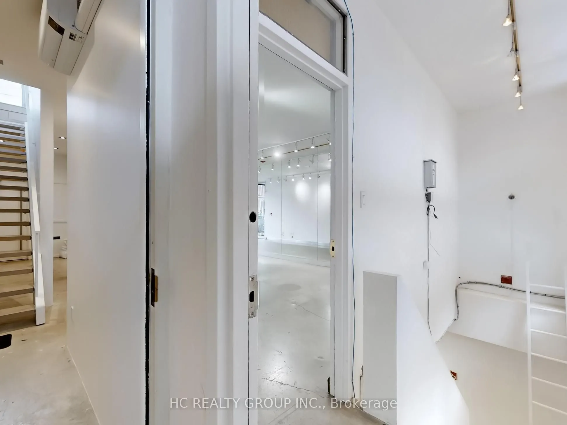 899 Dundas Street W