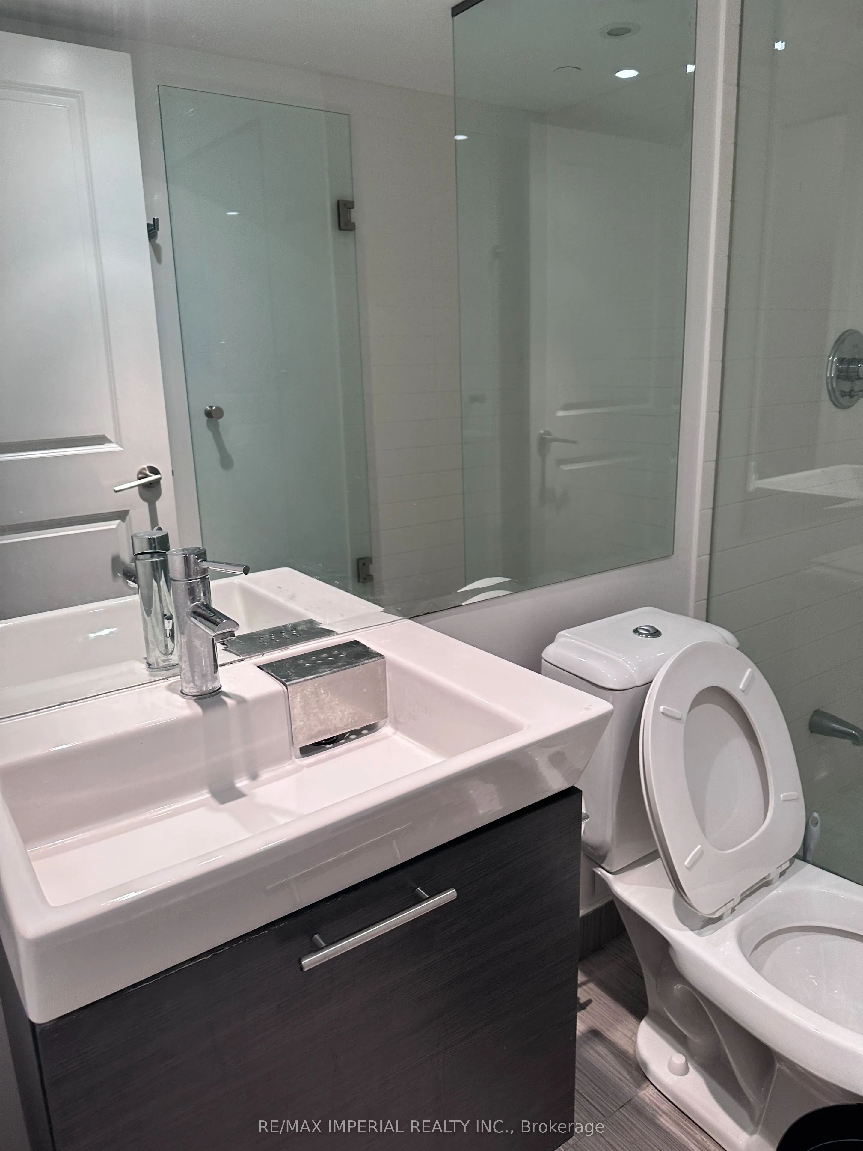 386 Yonge Street, #1715