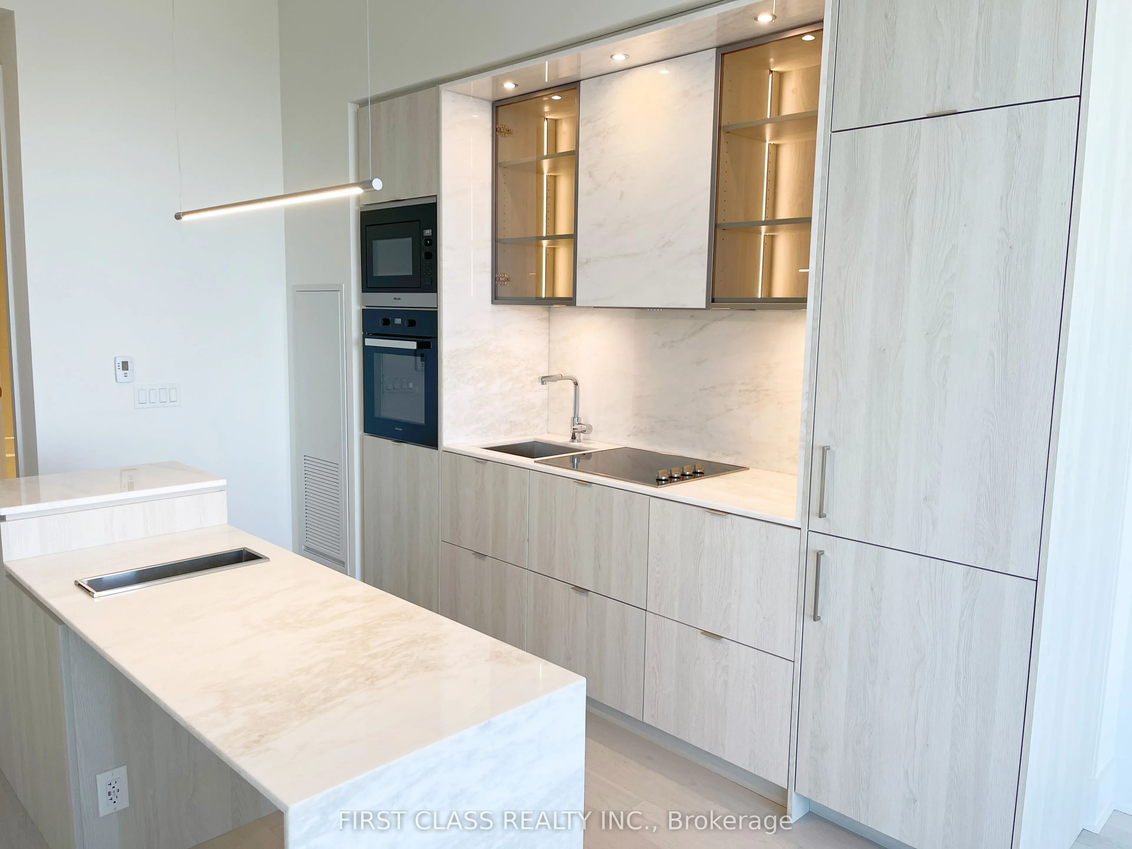 11 Yorkville Avenue W, #6210