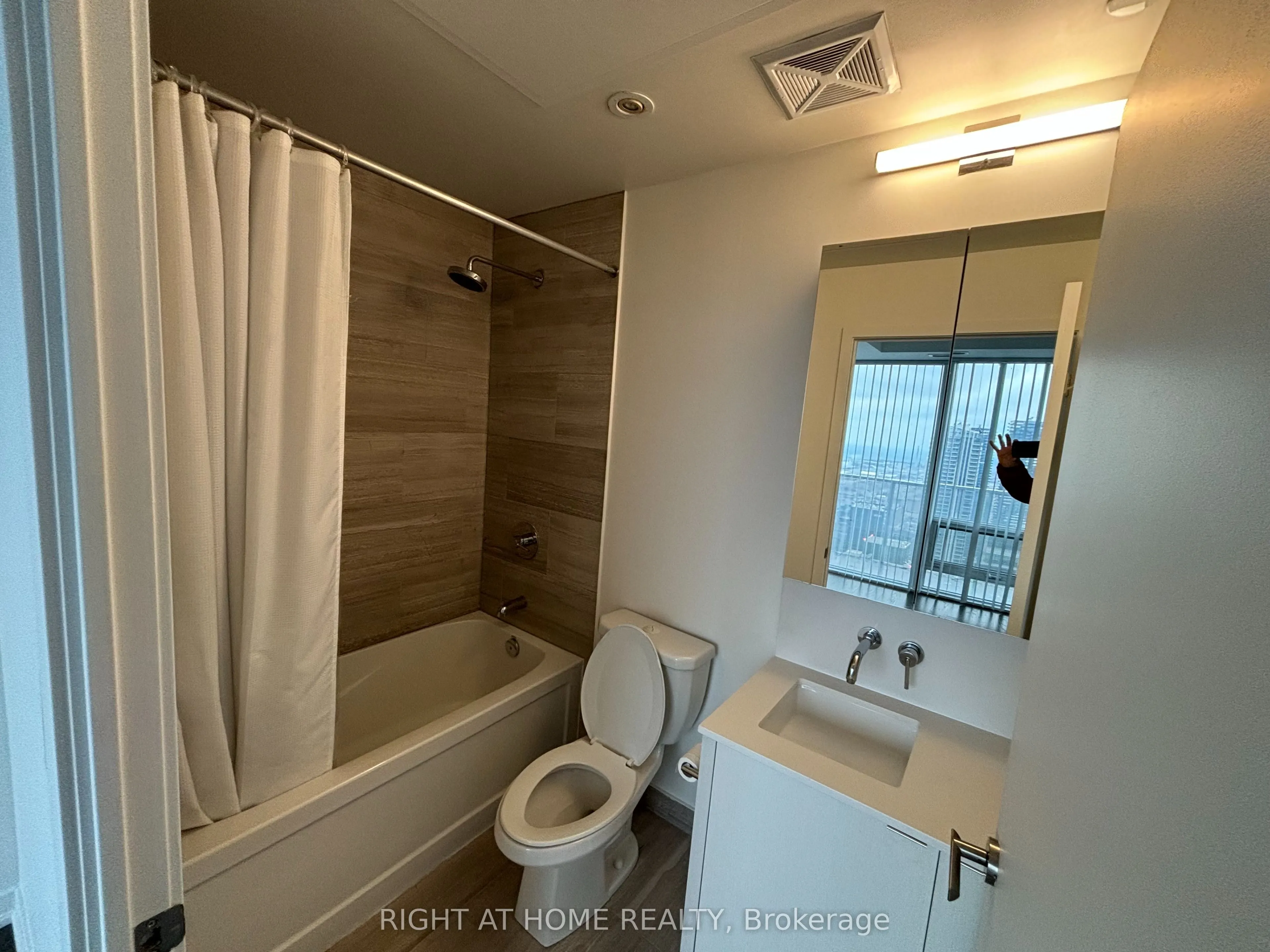 100 Harbour Street, #6704