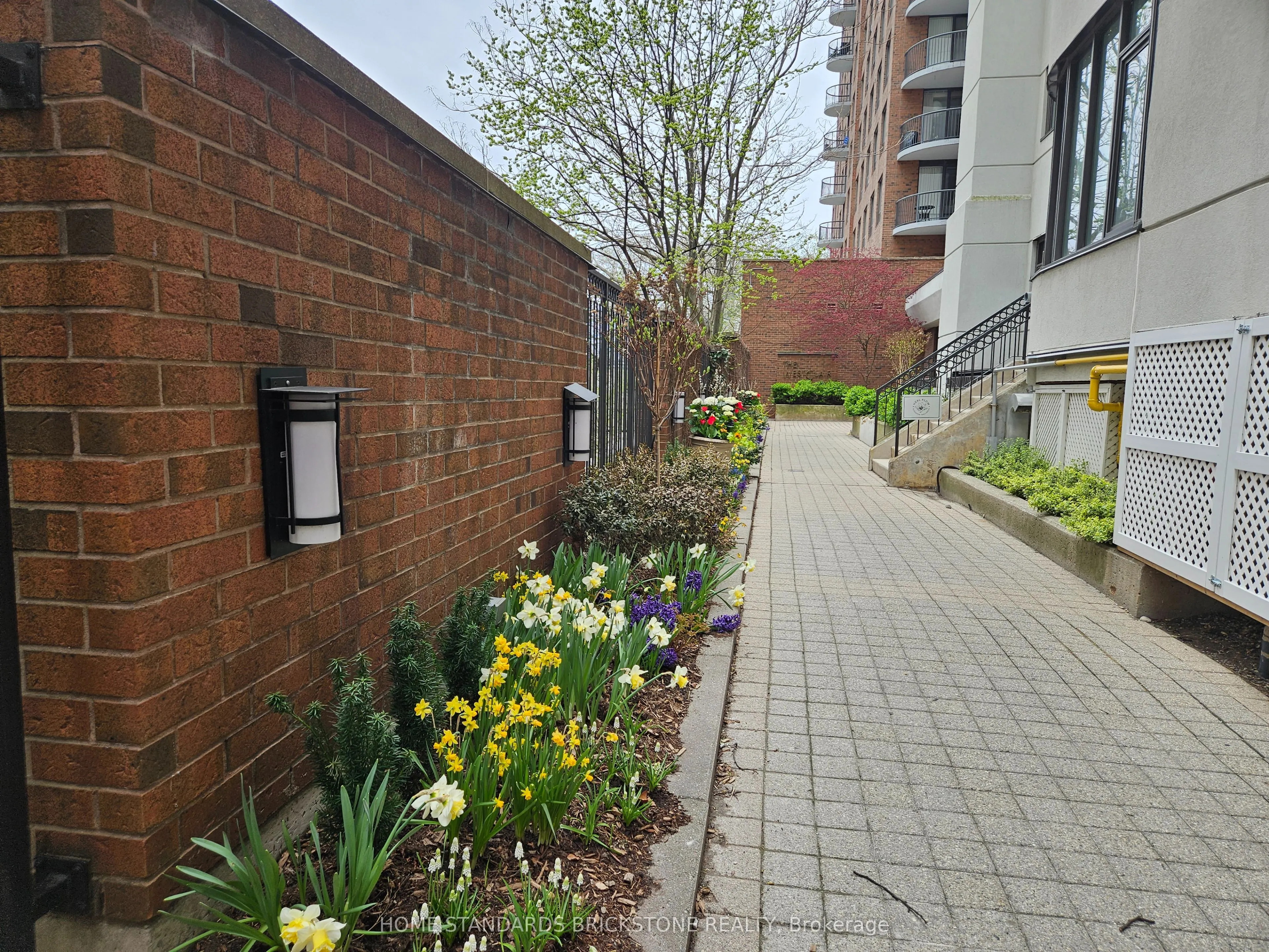 47 St Clair Avenue W, #803