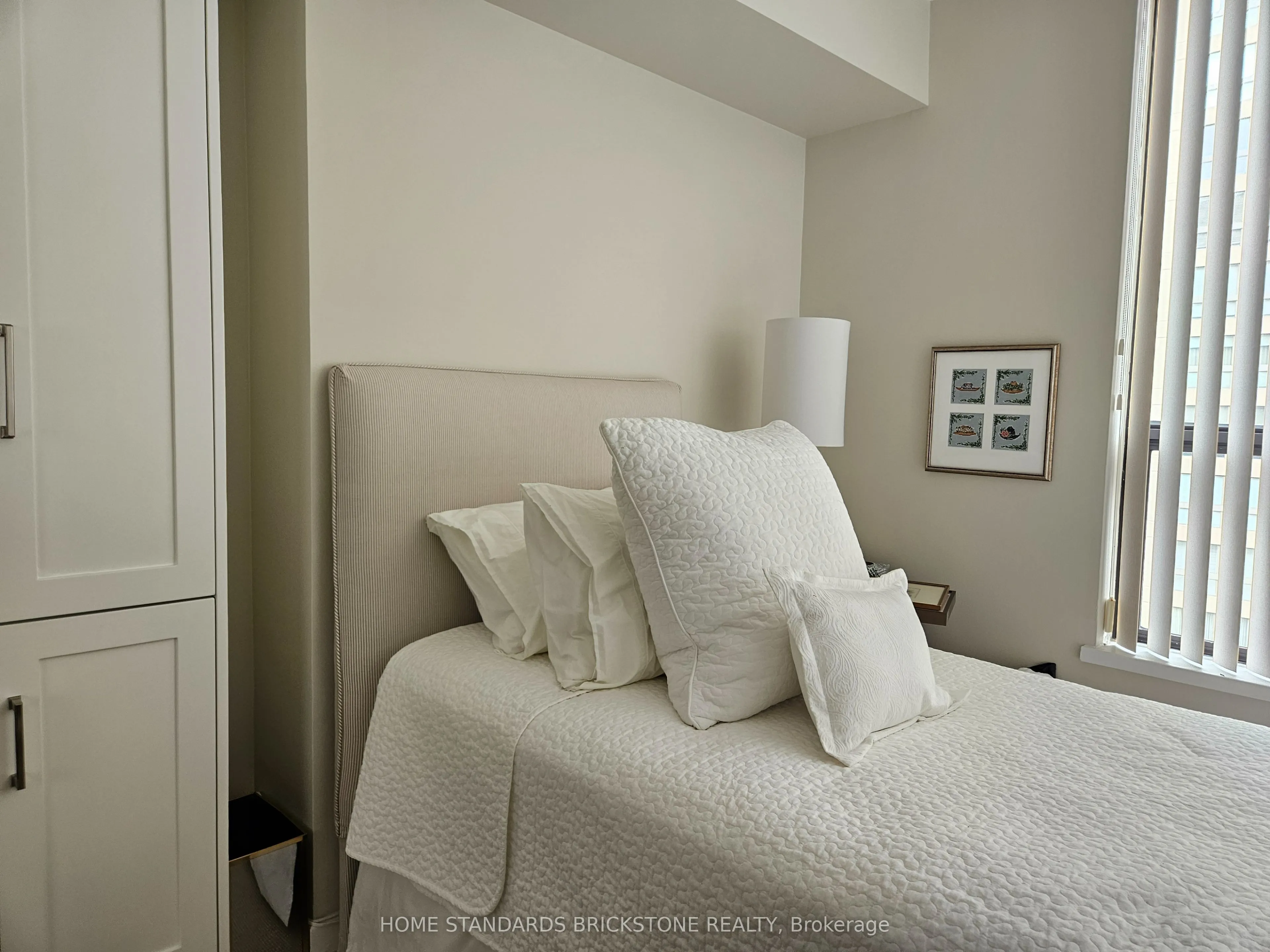 47 St Clair Avenue W, #803