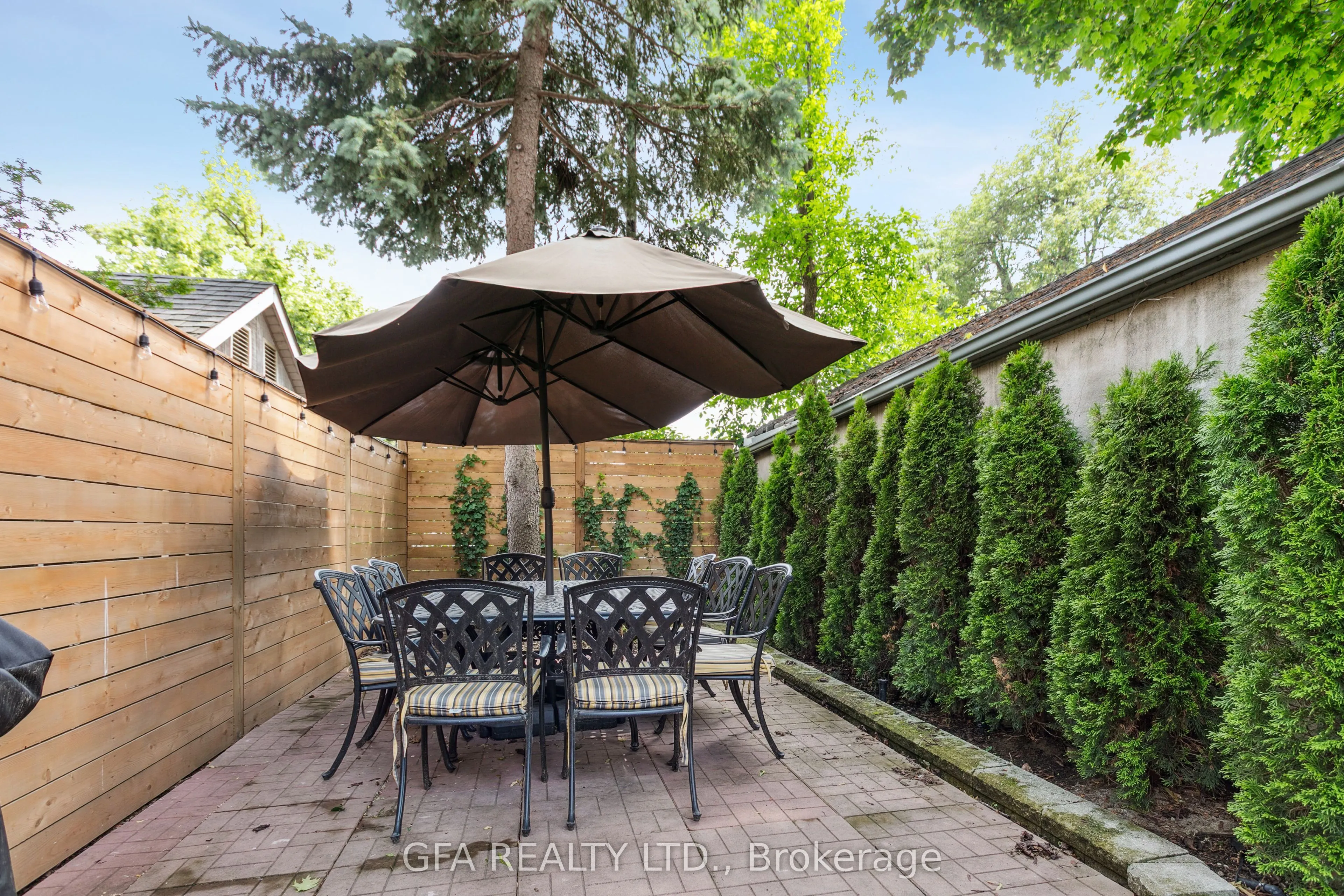 423 Manor Road E
