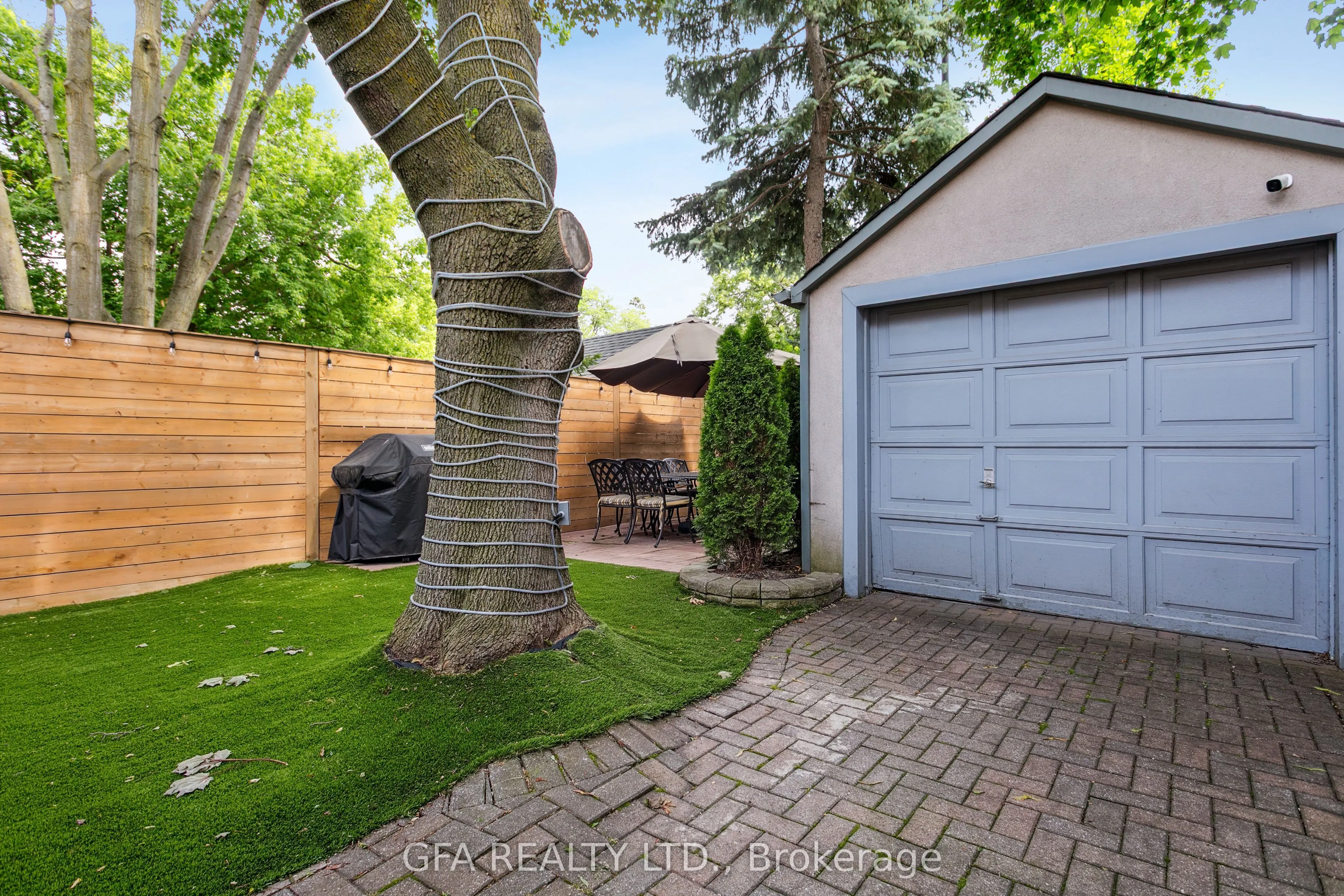 423 Manor Road E