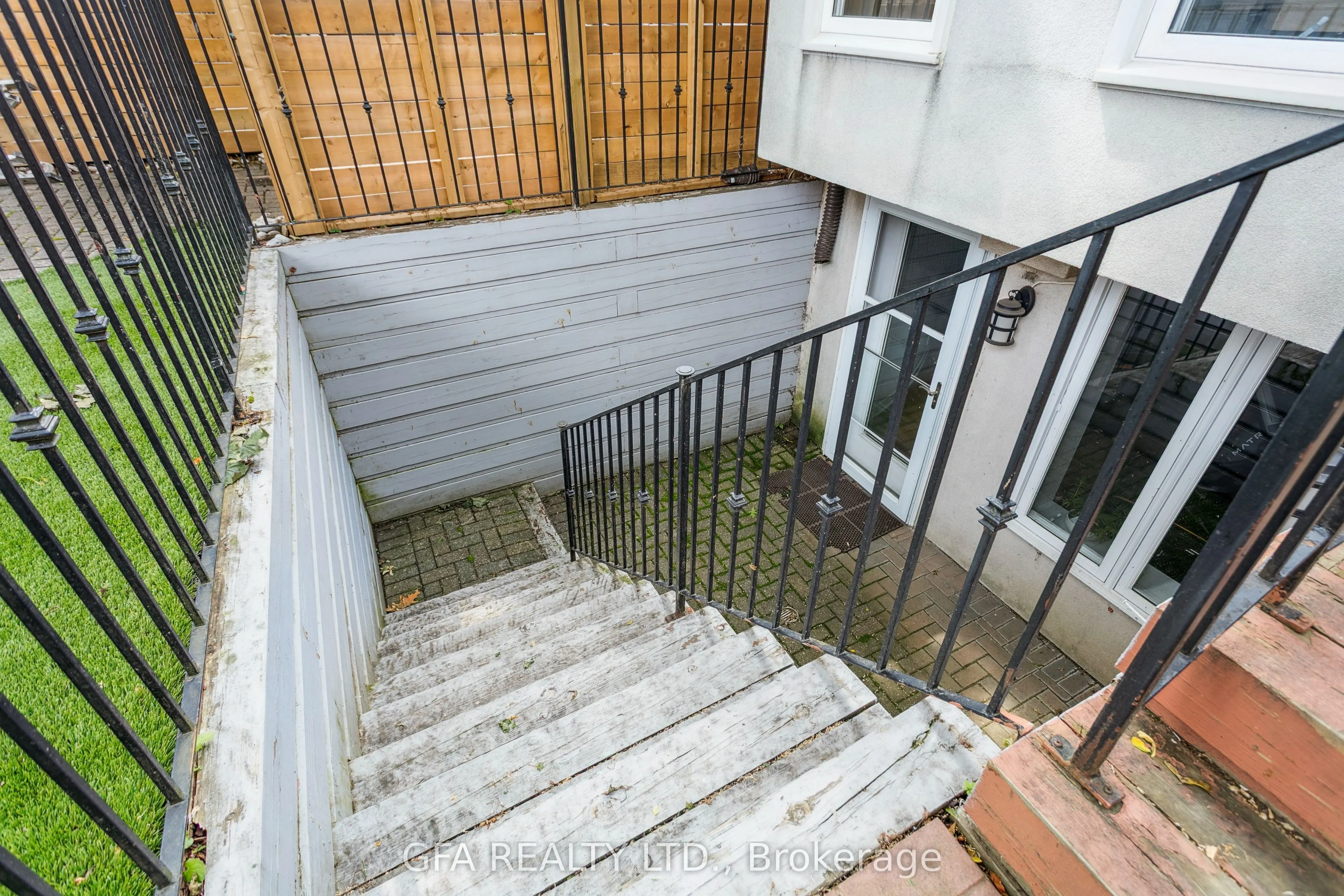 423 Manor Road E