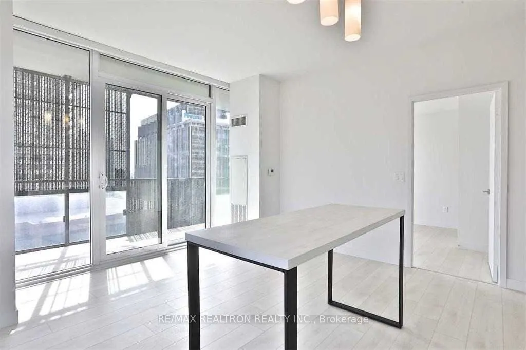 8 Eglinton Avenue E, #1611