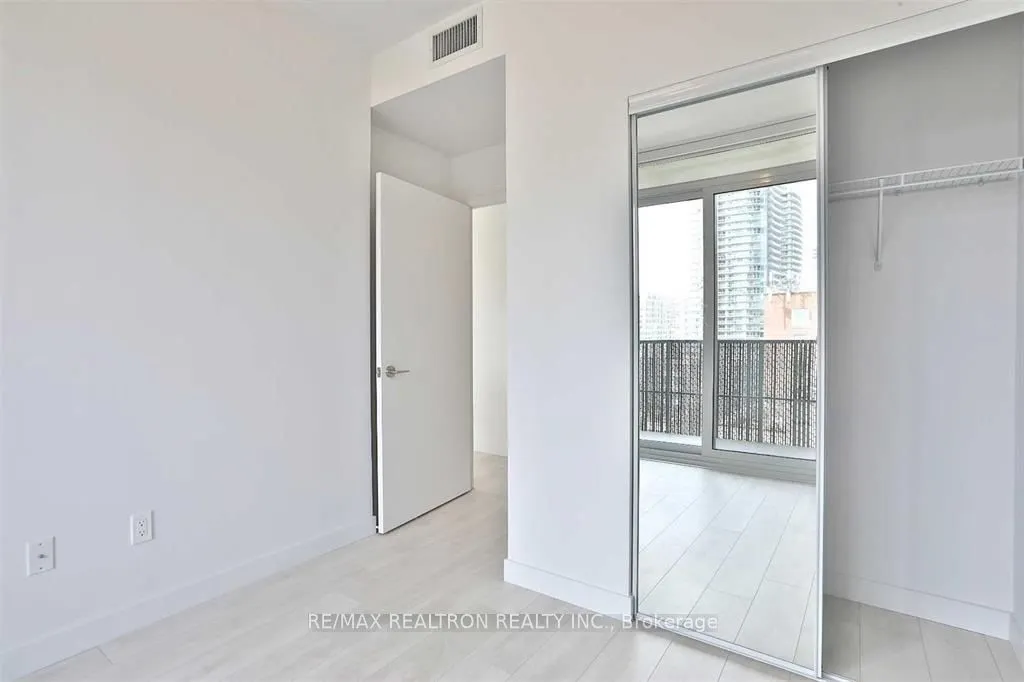 8 Eglinton Avenue E, #1611