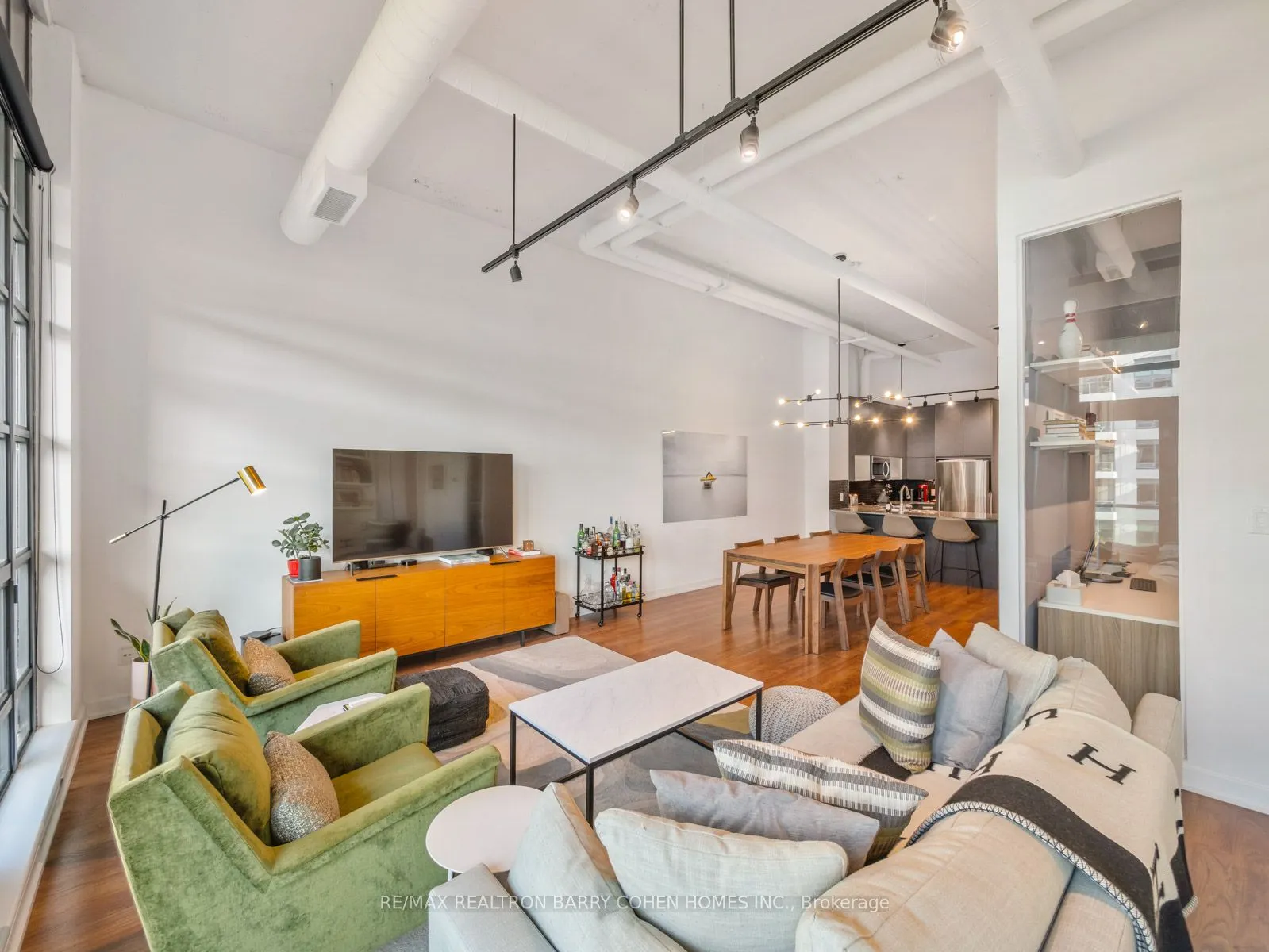 380 Macpherson Avenue, #307