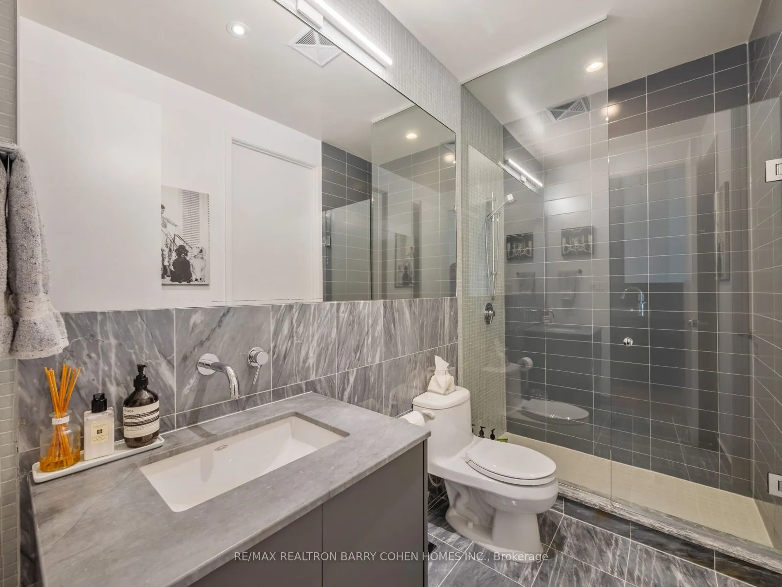 380 Macpherson Avenue, #307