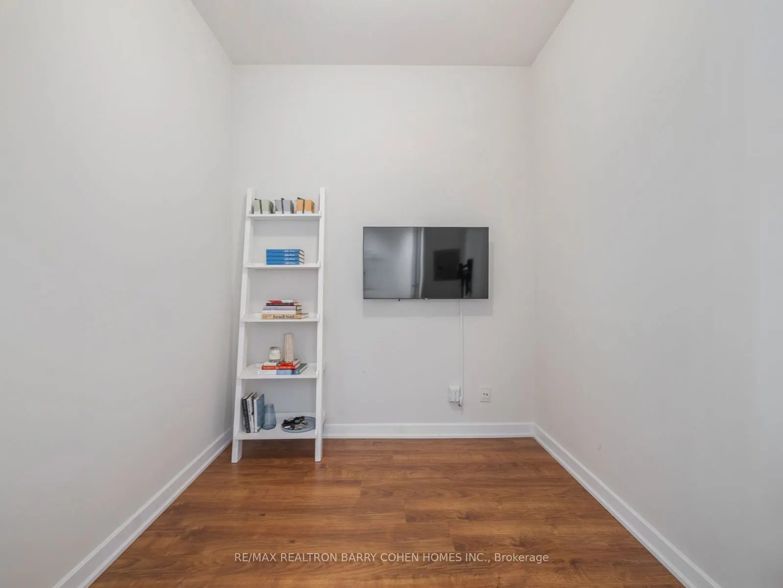 380 Macpherson Avenue, #307
