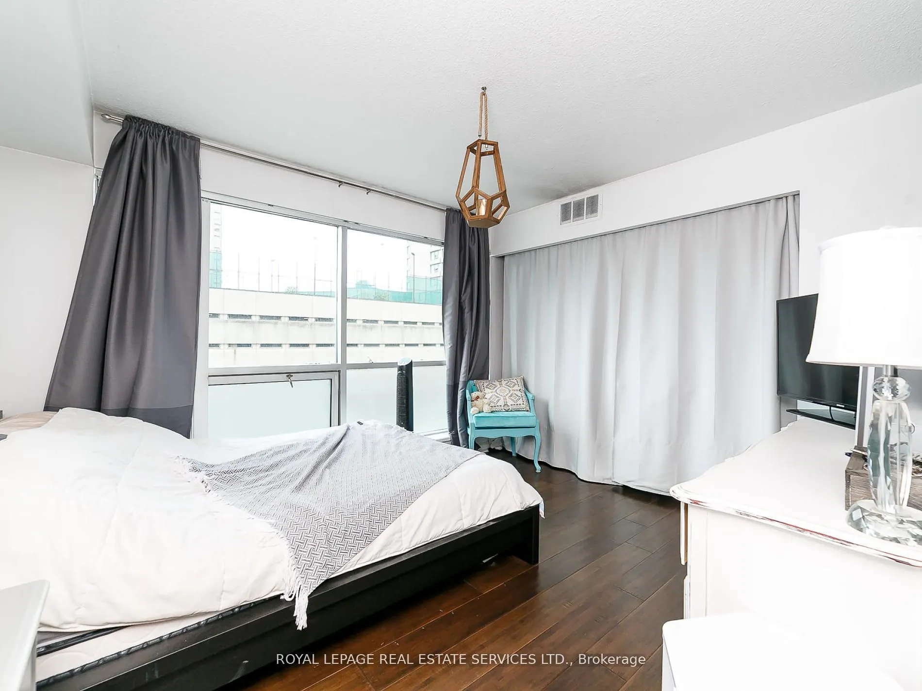 10 Queens Quay W, #407