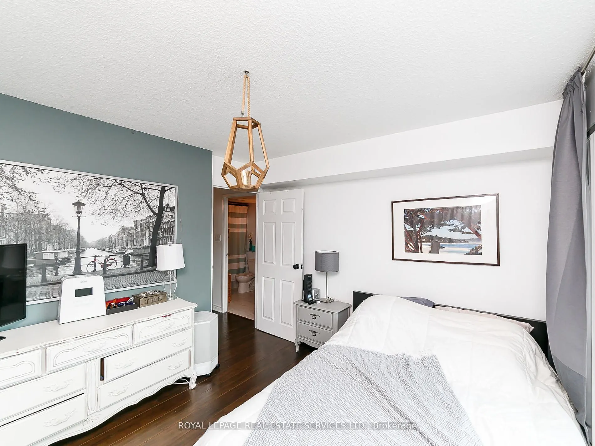 10 Queens Quay W, #407