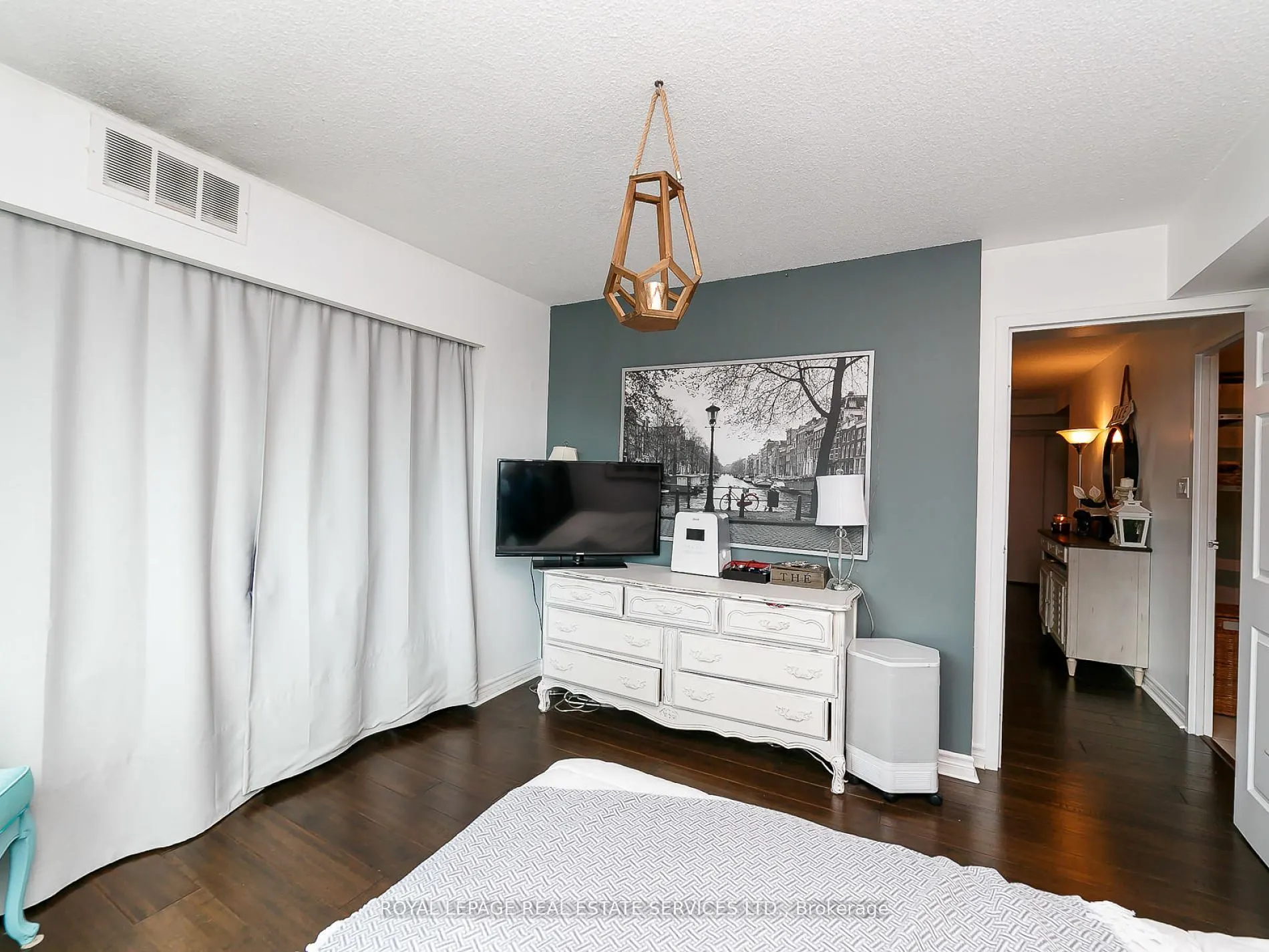 10 Queens Quay W, #407
