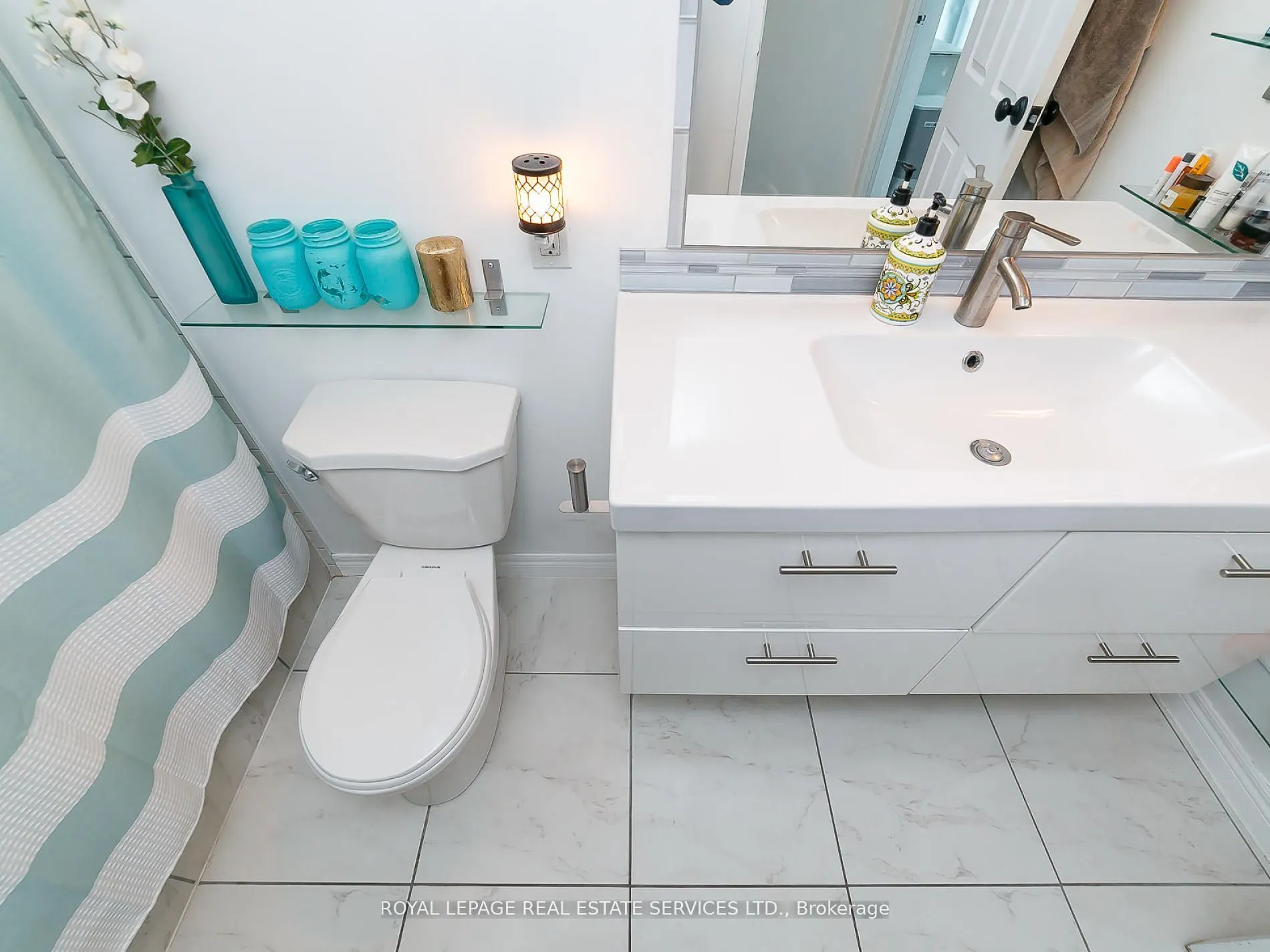 10 Queens Quay W, #407