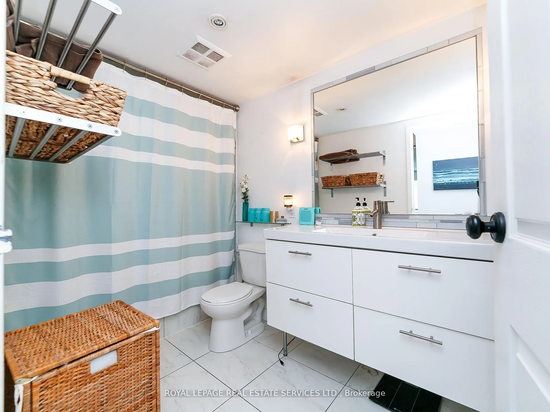 10 Queens Quay W, #407