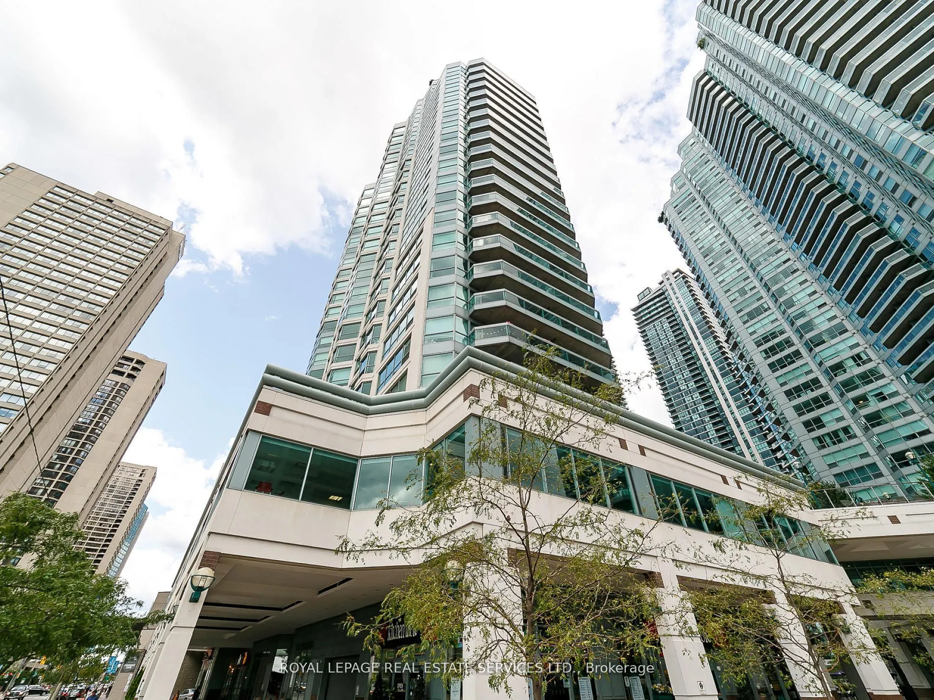 10 Queens Quay W, #407