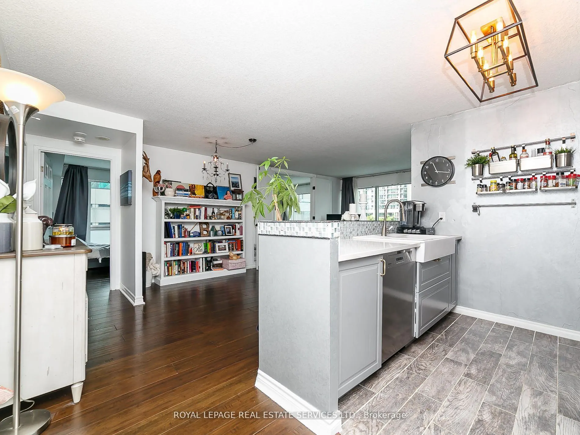 10 Queens Quay W, #407