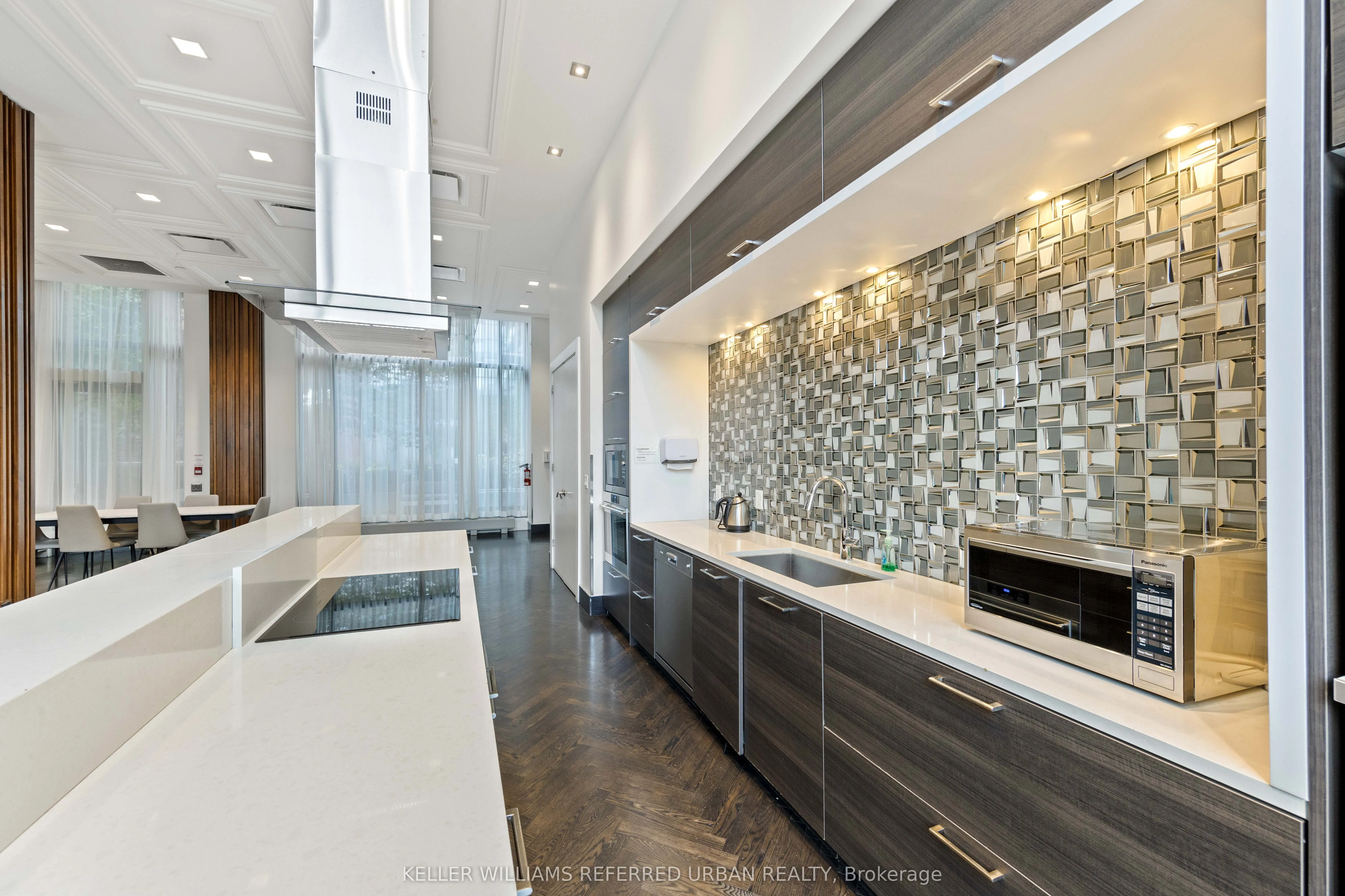 775 King Street W, #811