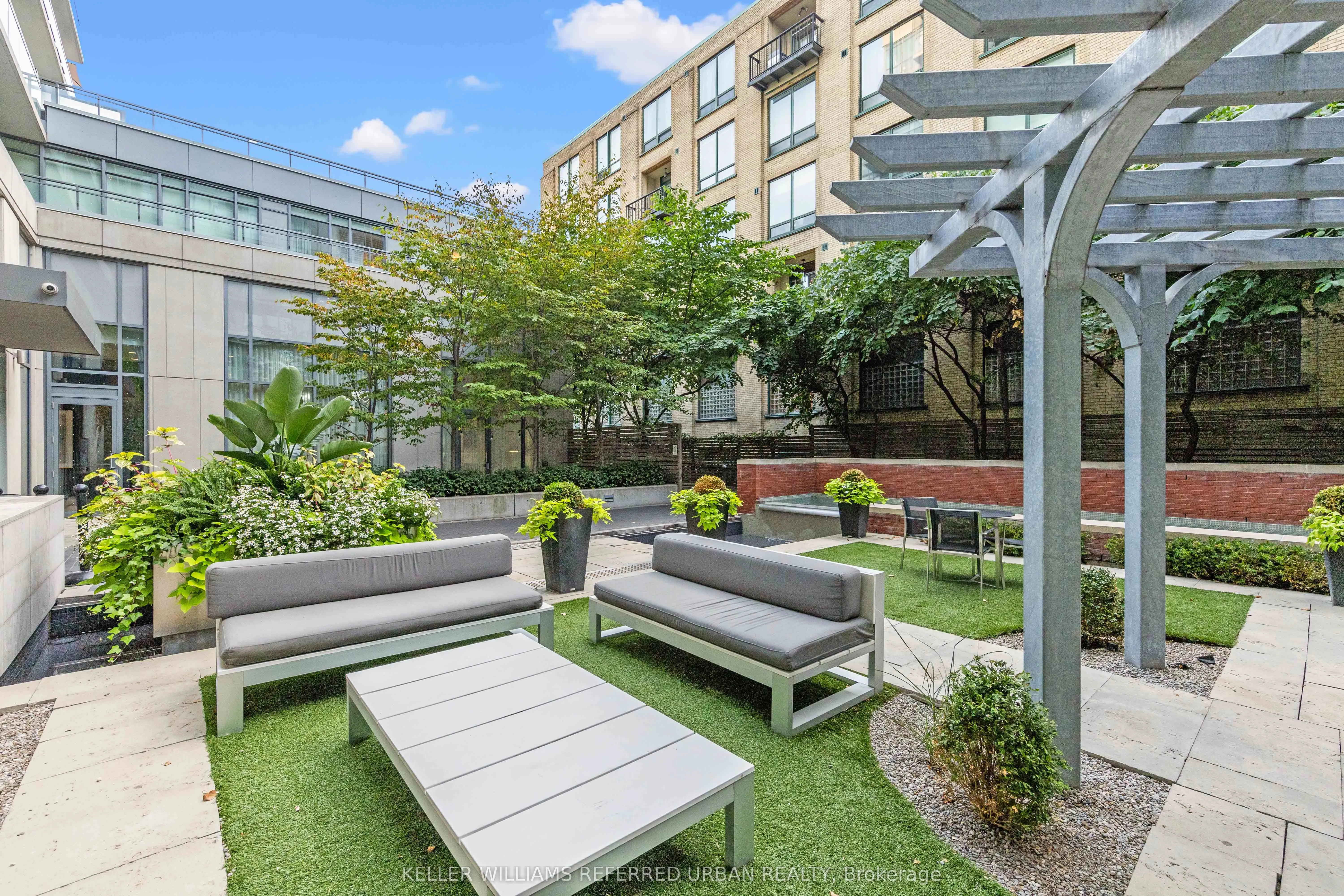 775 King Street W, #811