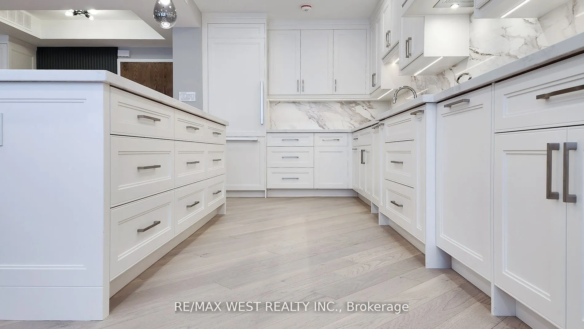 900 Yonge Street, #1403