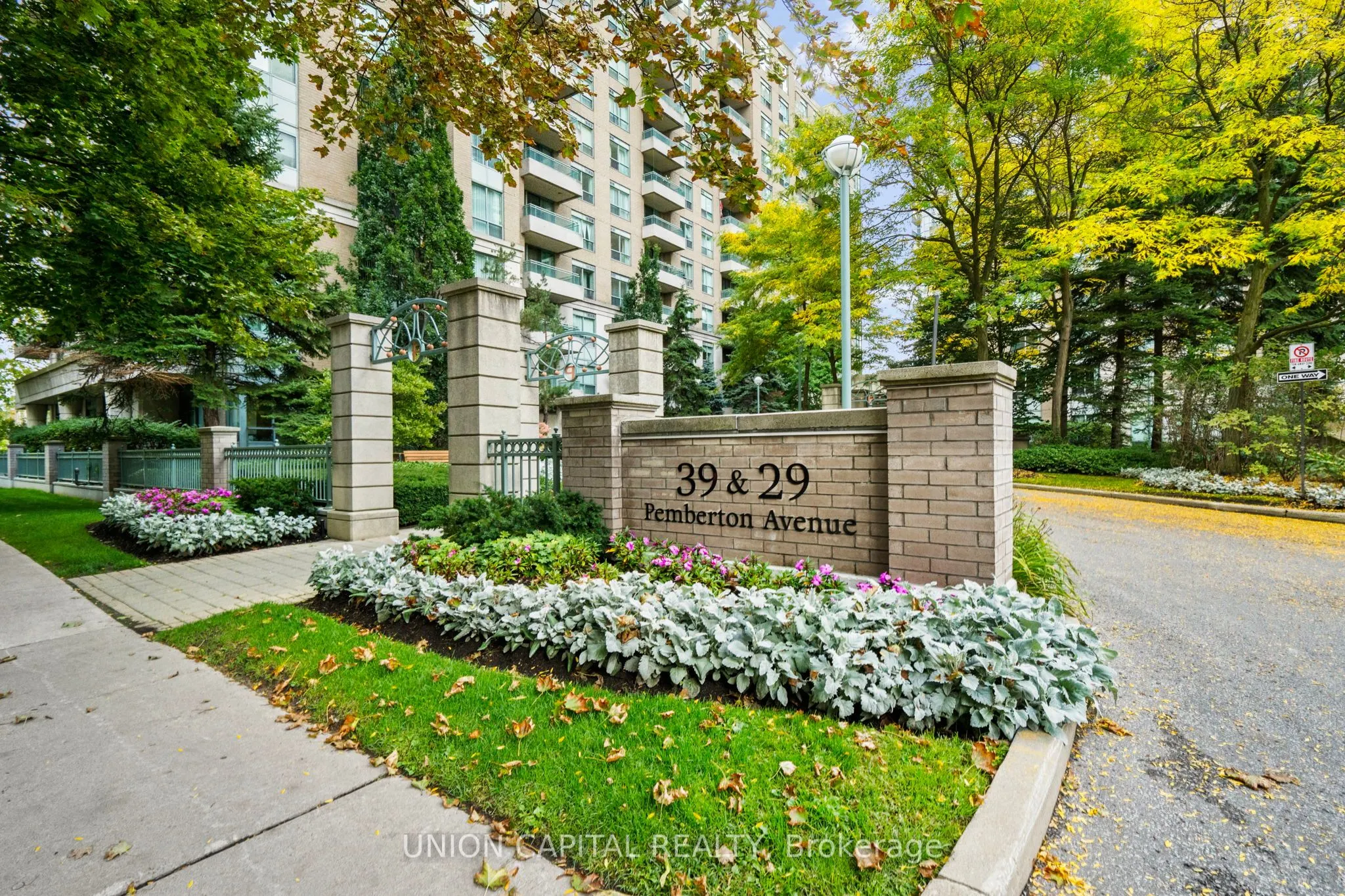 39 PEMBERTON Avenue, #LPH17