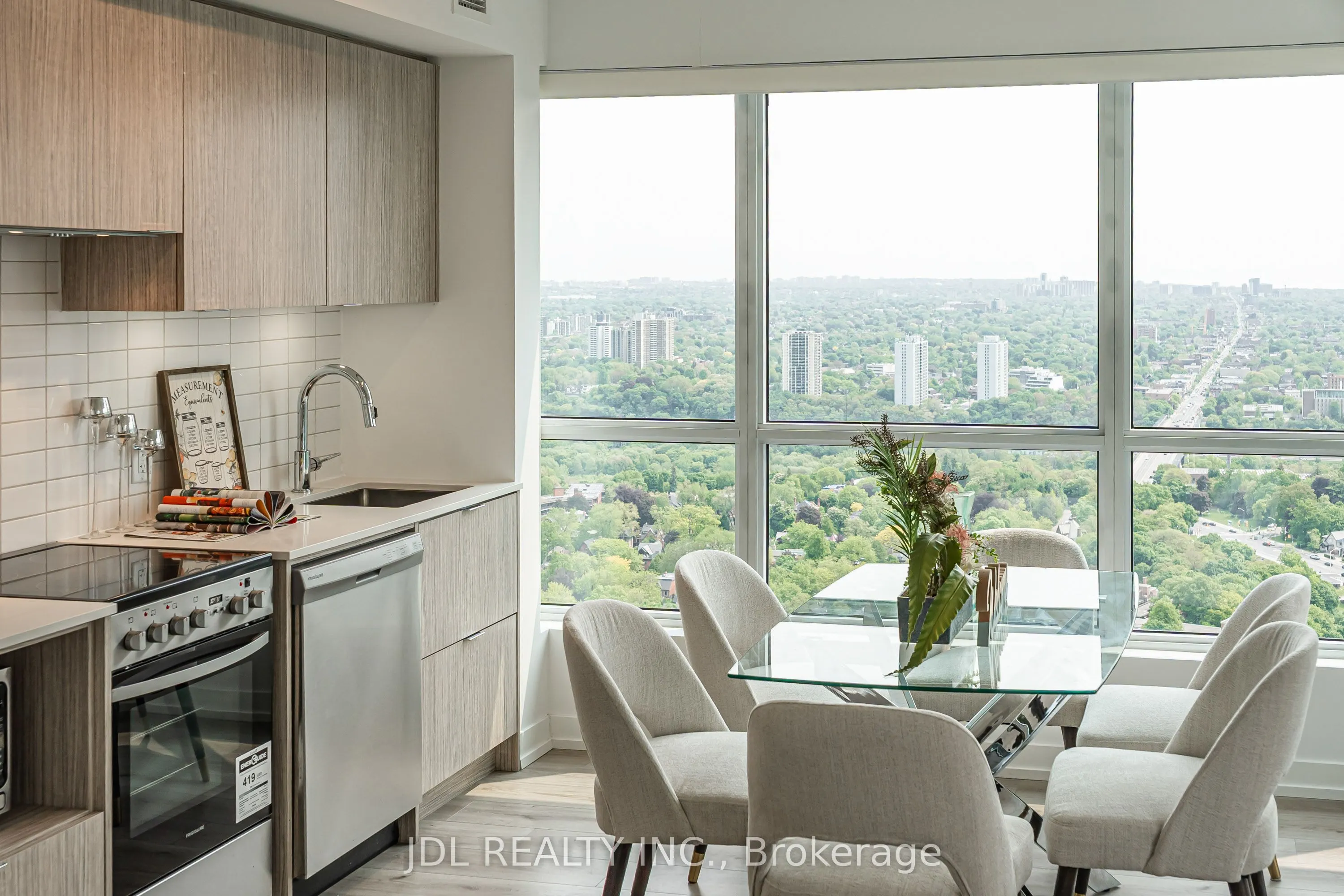 395 Bloor Street E, #3910