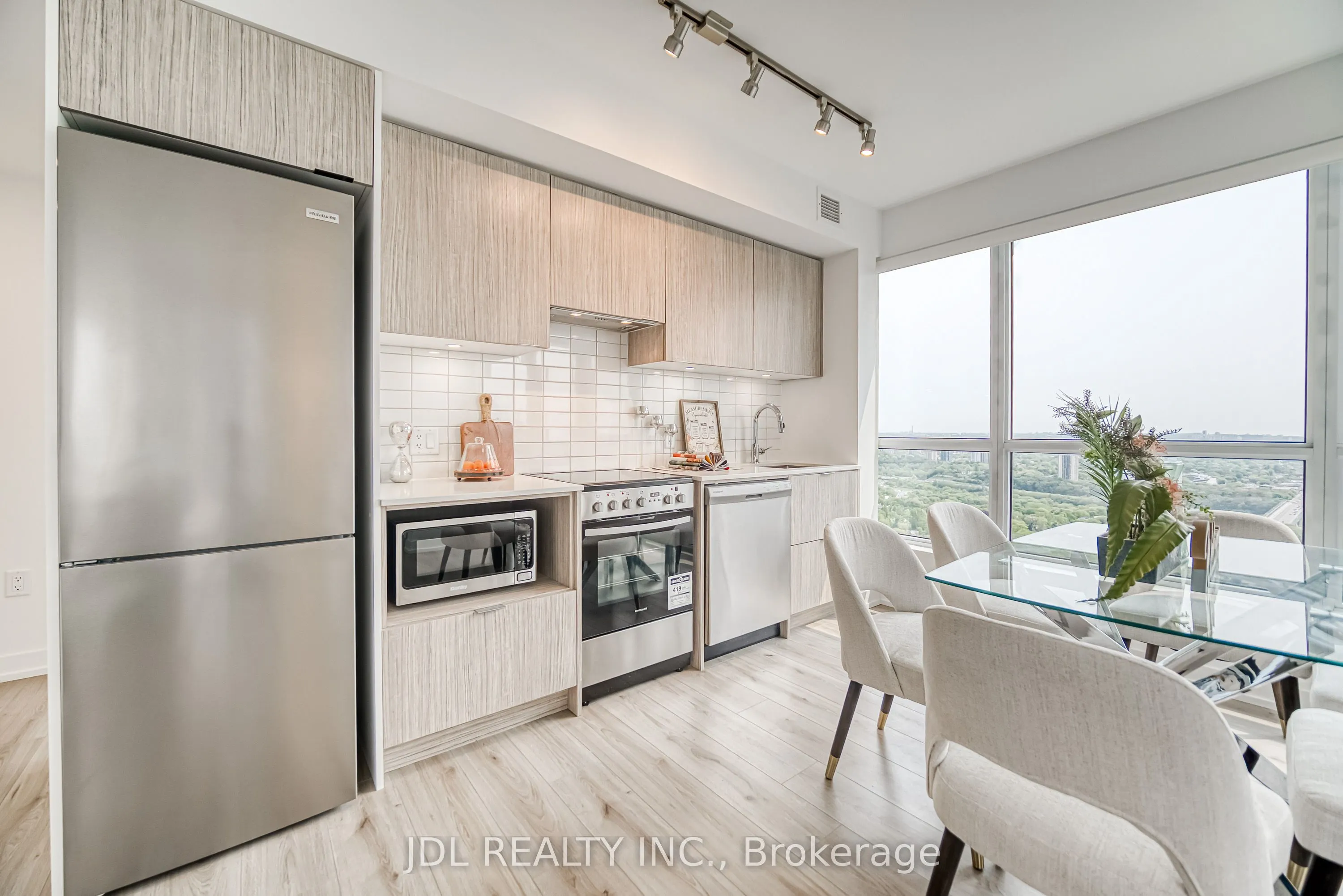 395 Bloor Street E, #3910