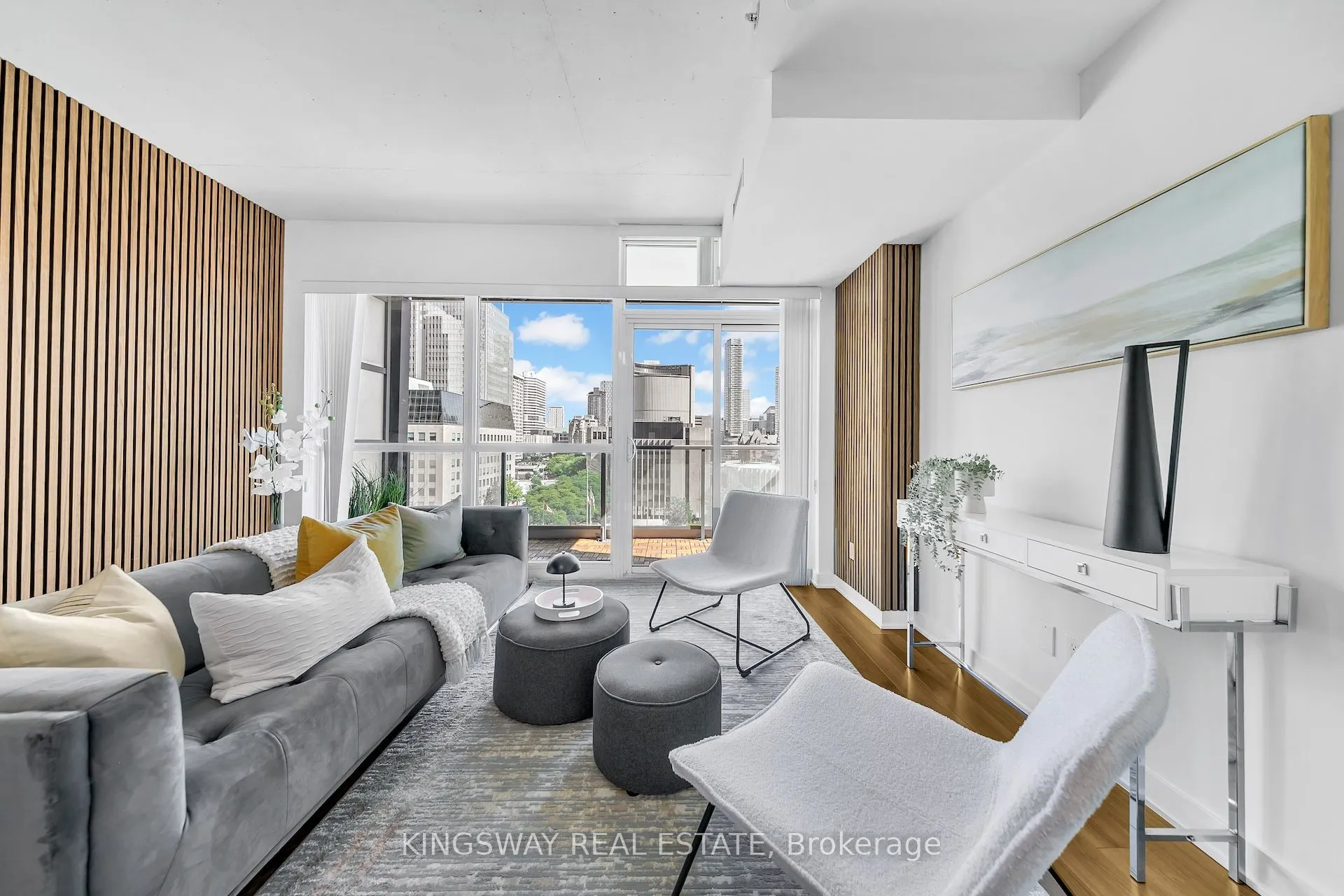 210 Simcoe Street, #911