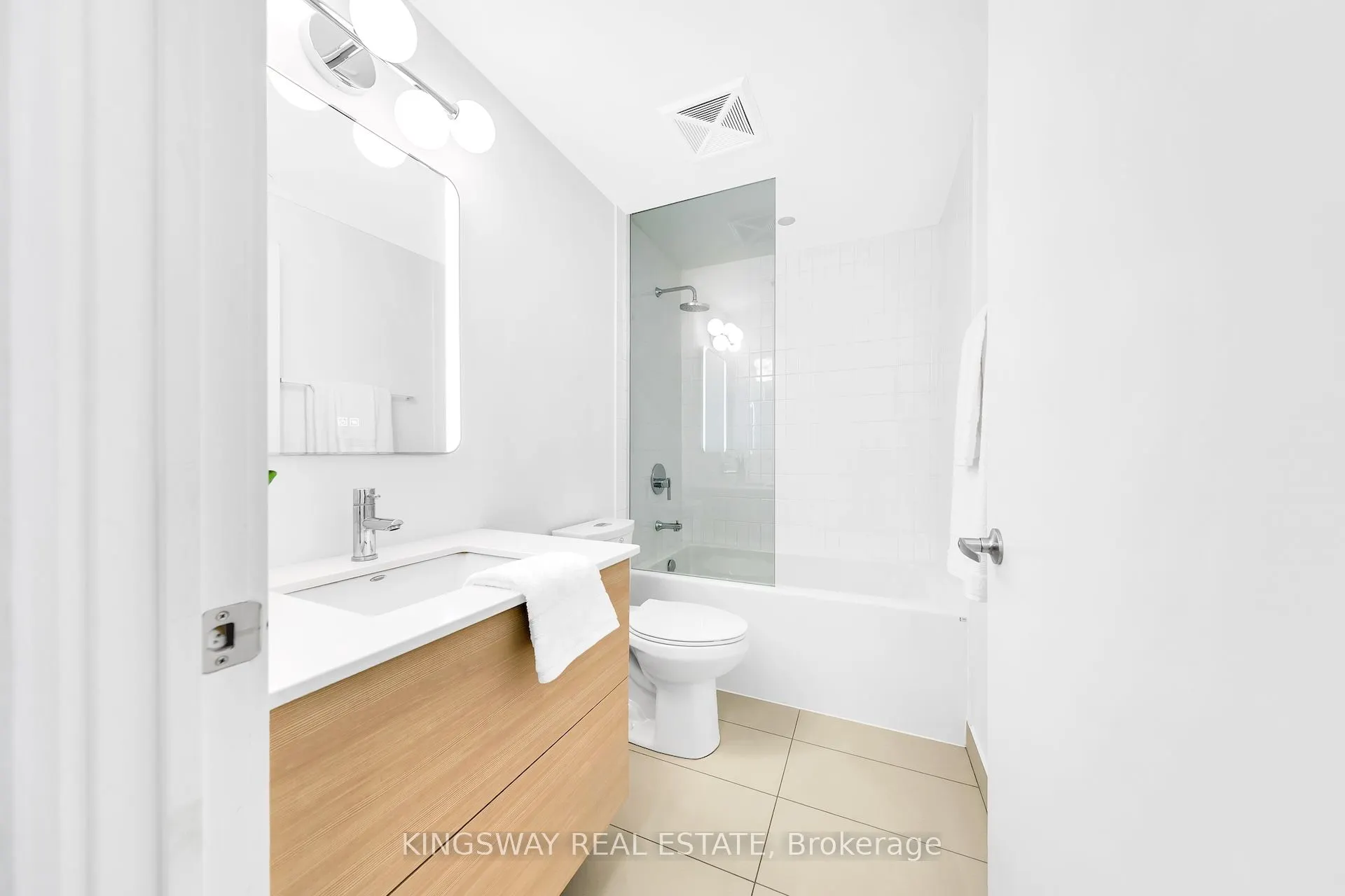 210 Simcoe Street, #911