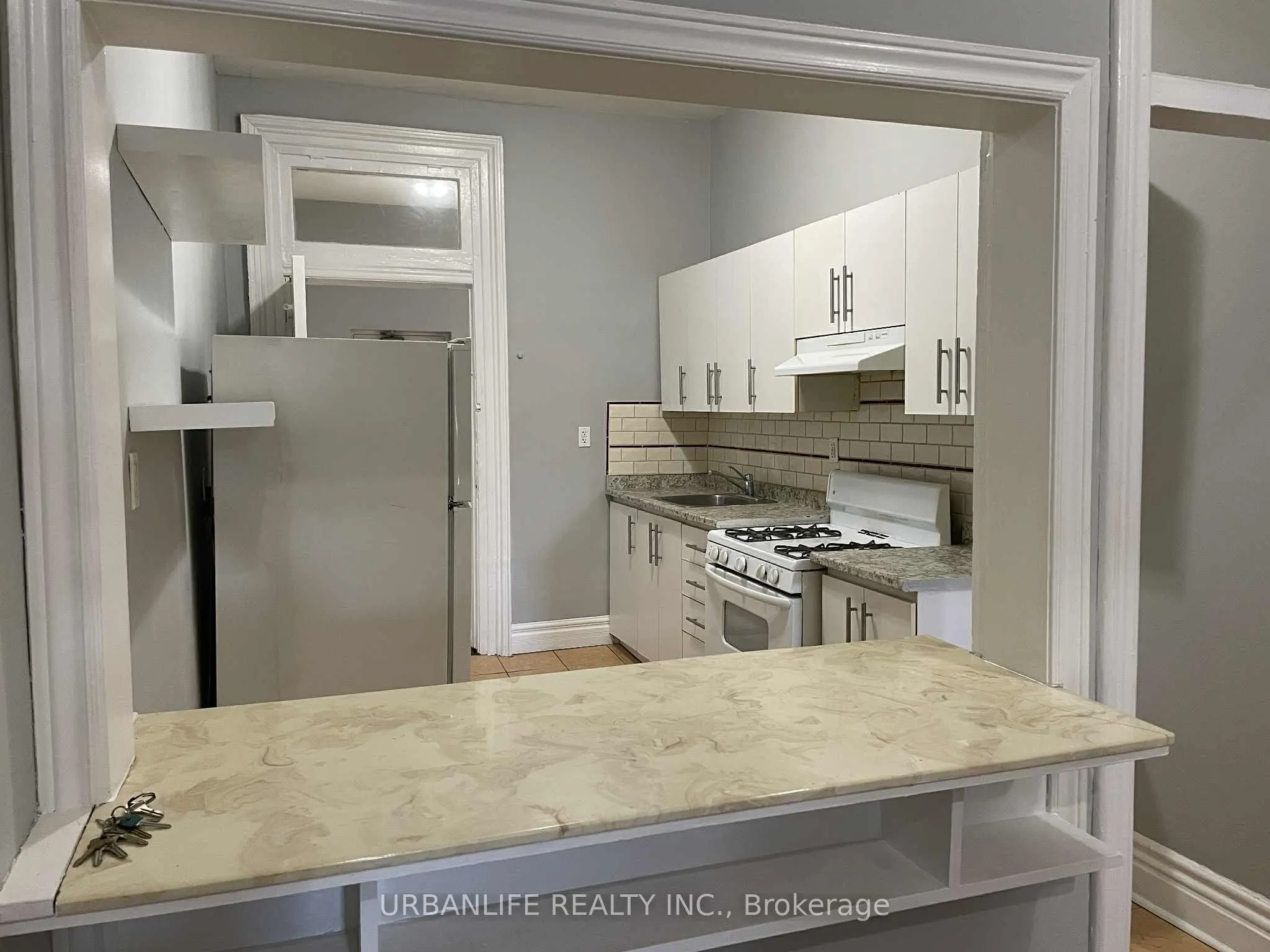 887 Queen Street W, #3rd Fl