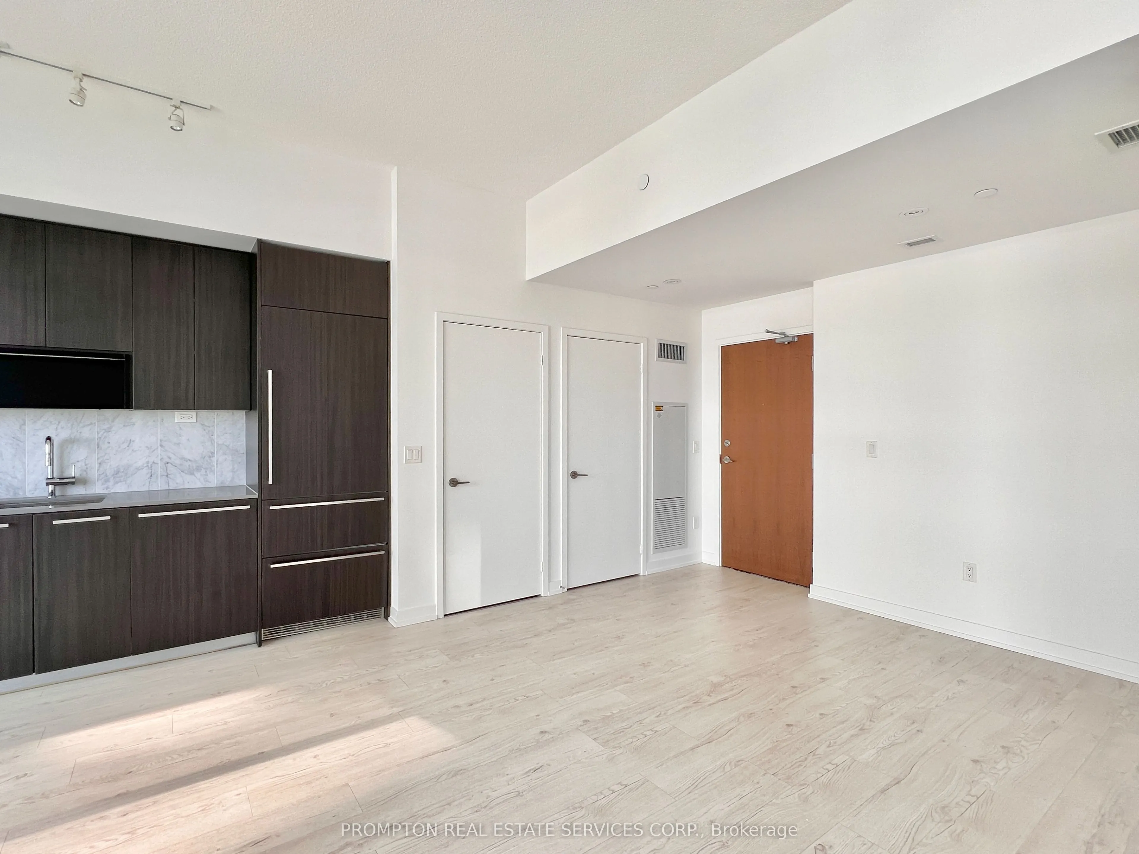117 McMahon Drive, #907