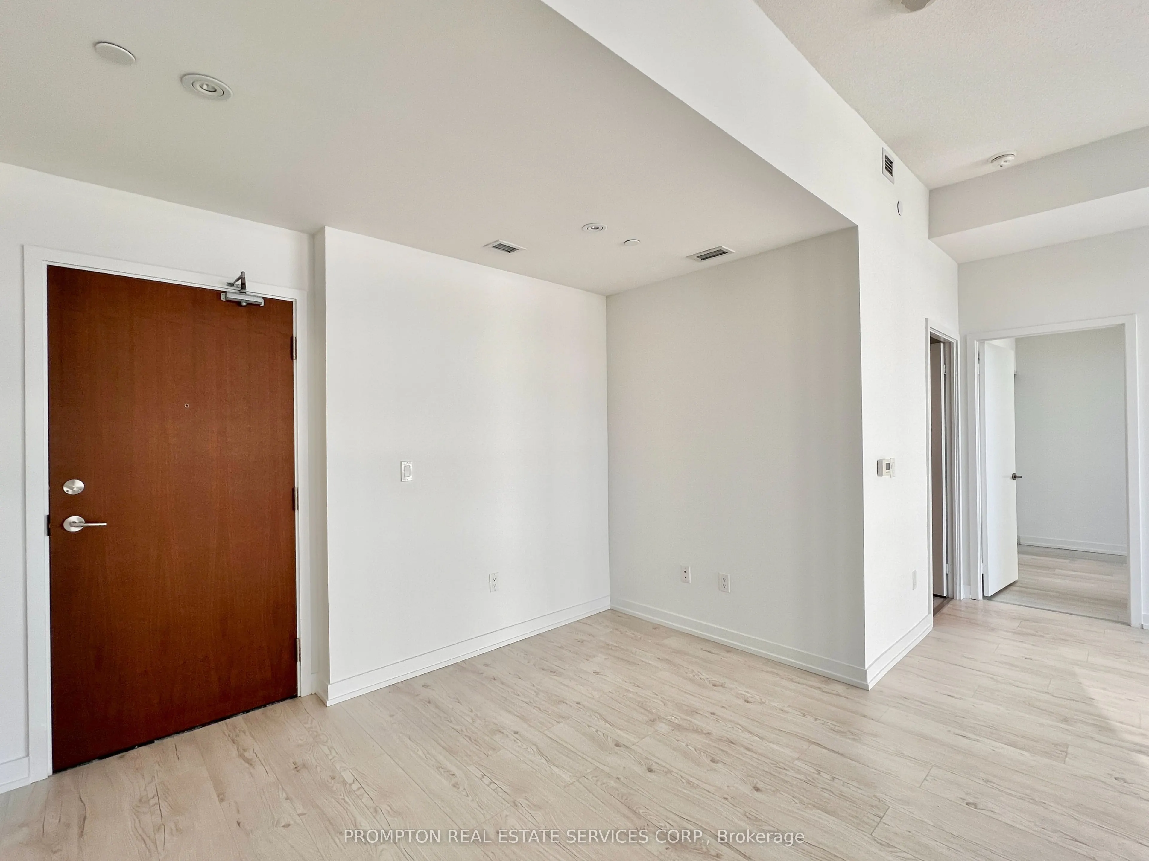 117 McMahon Drive, #907