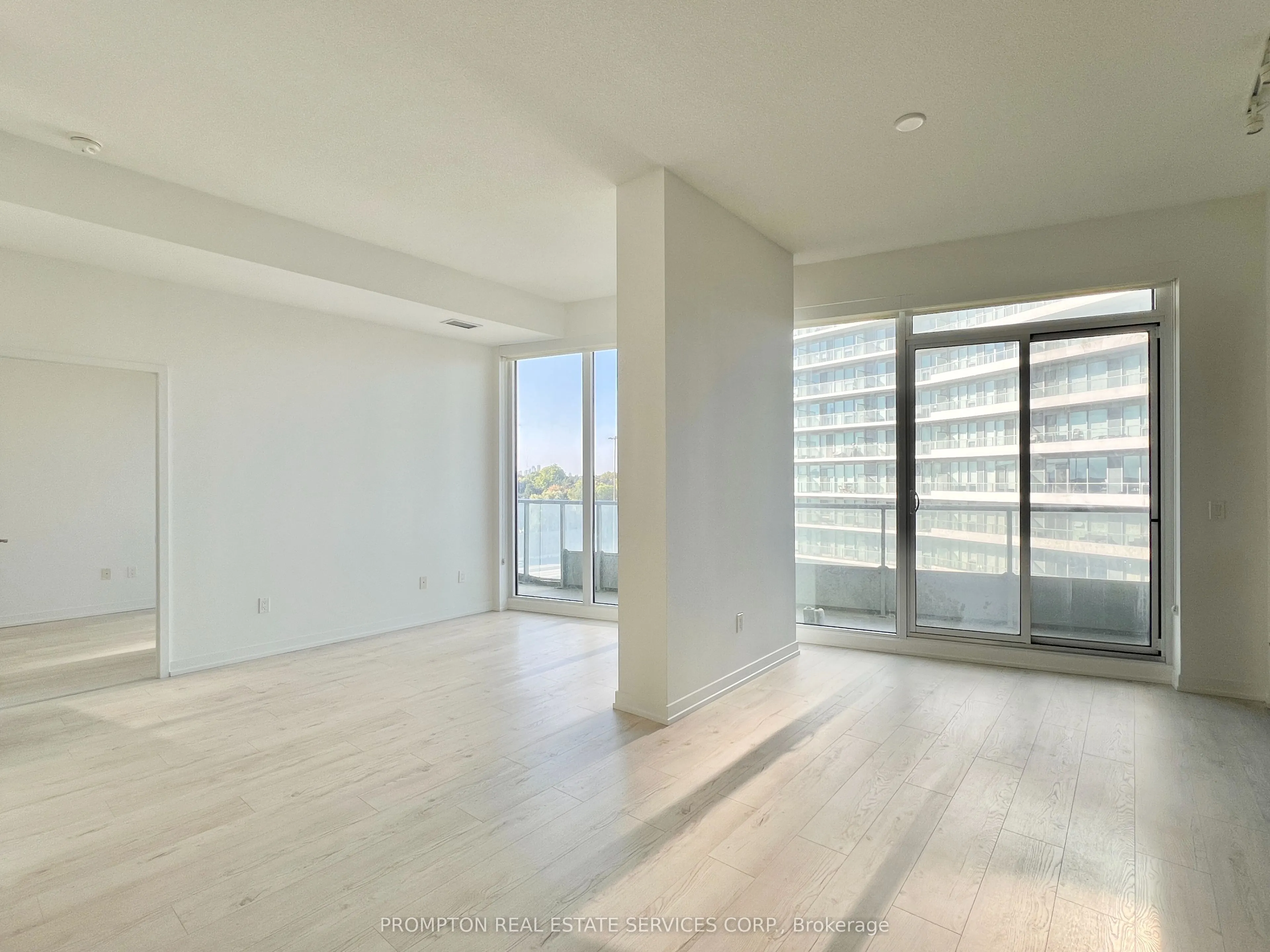 117 McMahon Drive, #907