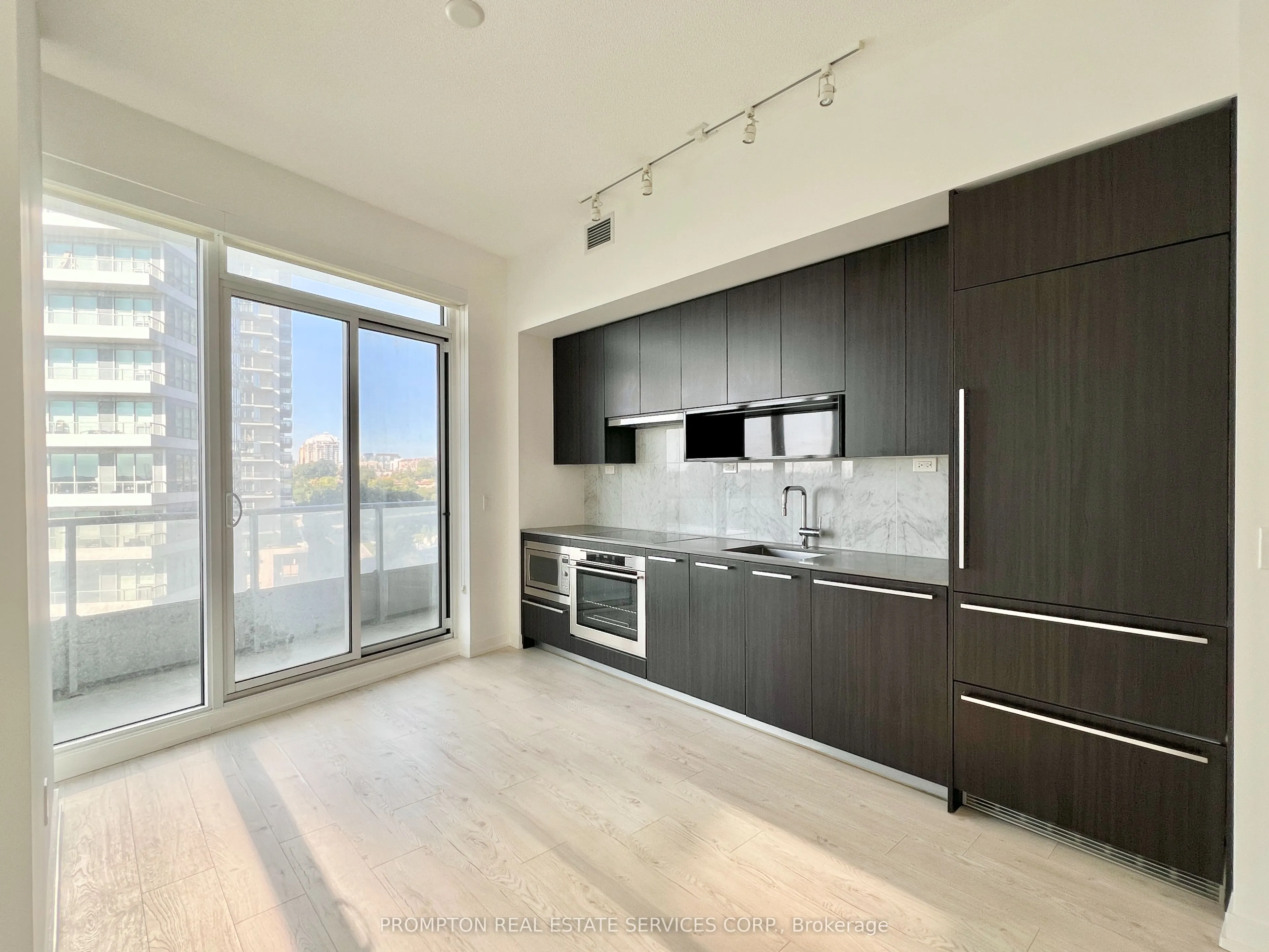 117 McMahon Drive, #907