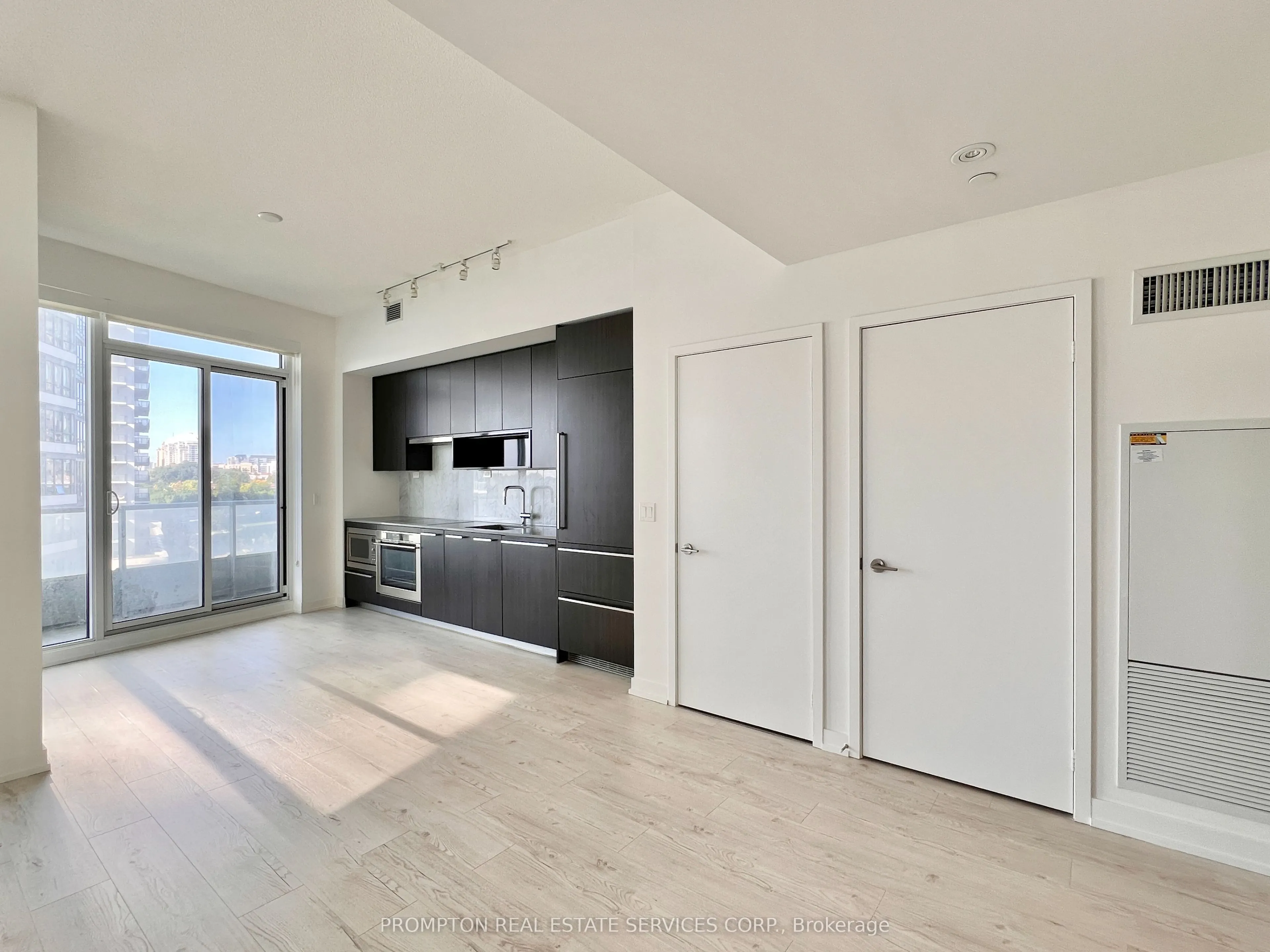 117 McMahon Drive, #907