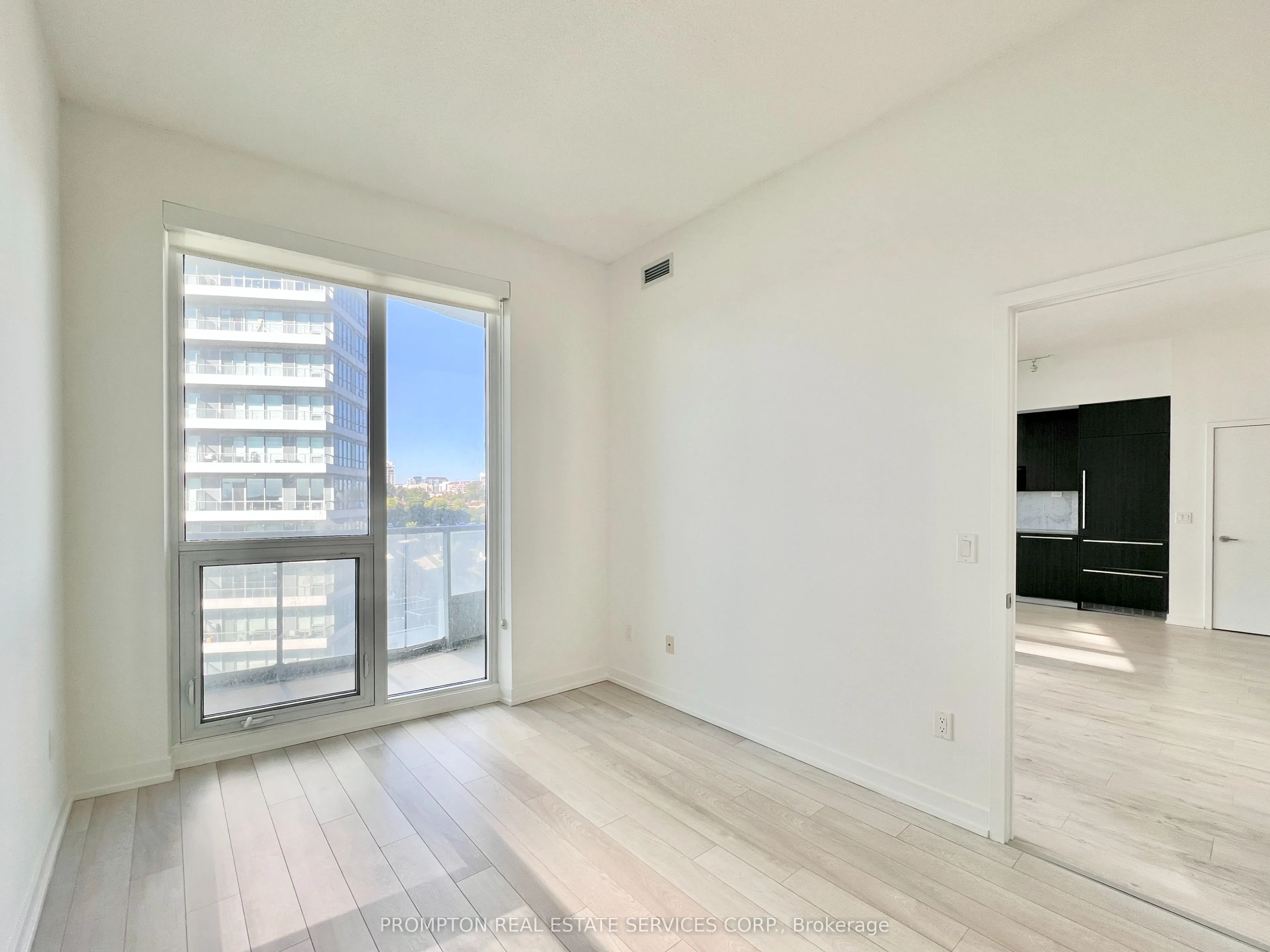 117 McMahon Drive, #907