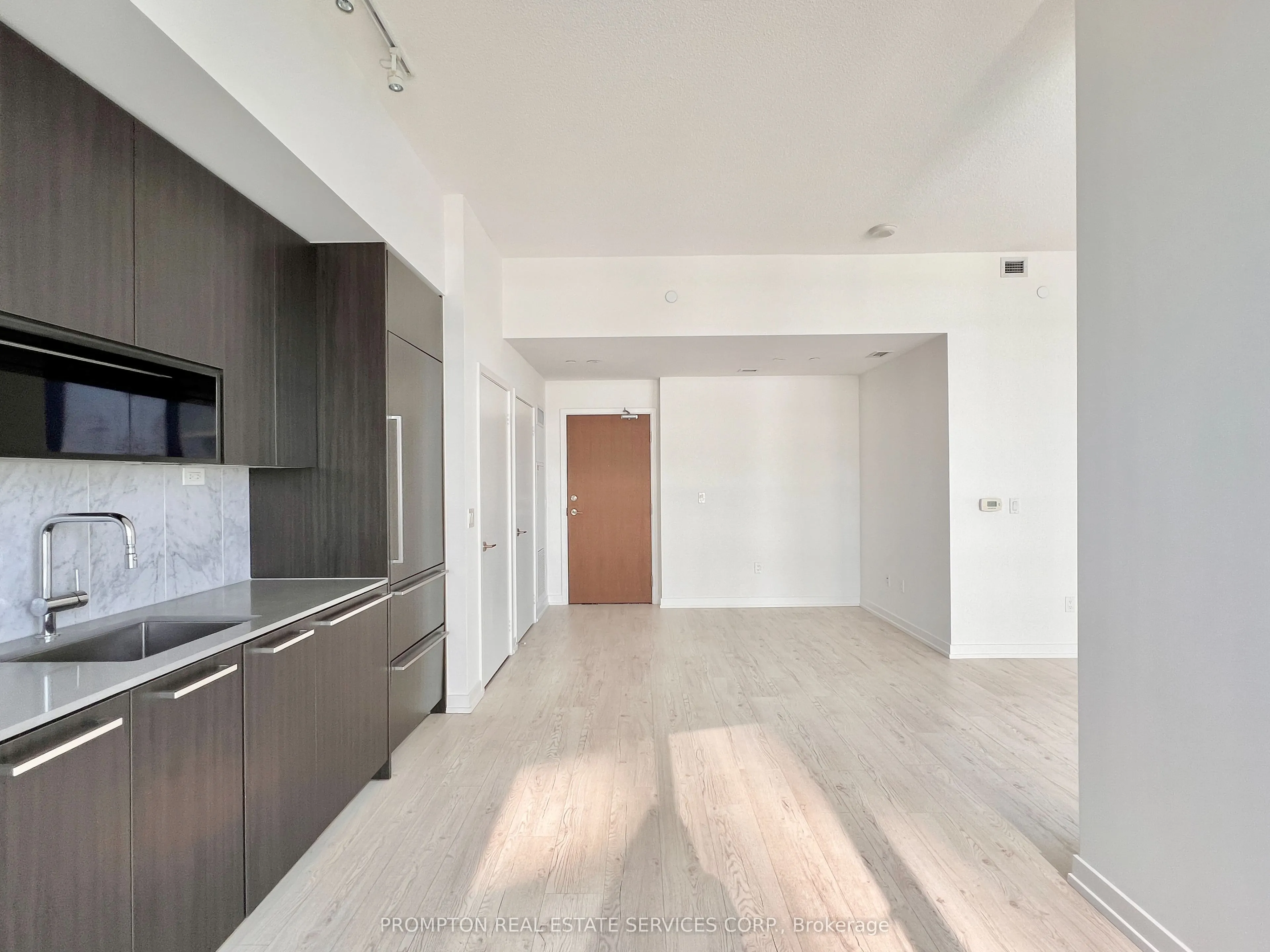 117 McMahon Drive, #907