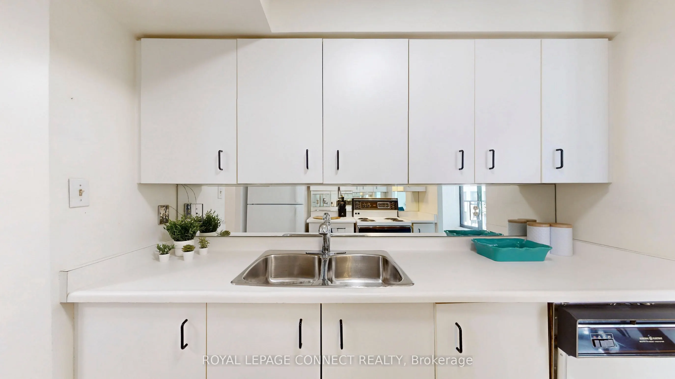 47 St Clair Avenue W, #1002
