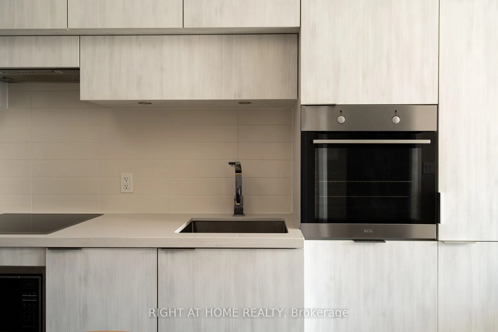 8 Eglinton Avenue E, #5703