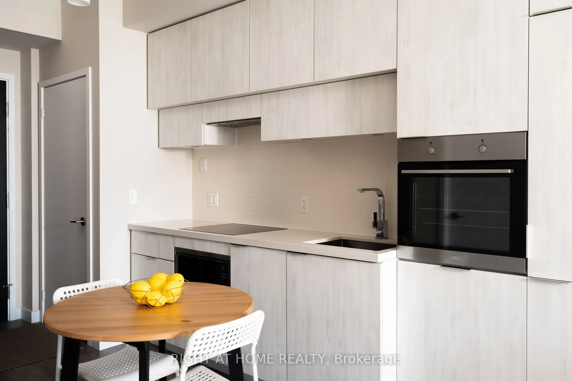 8 Eglinton Avenue E, #5703
