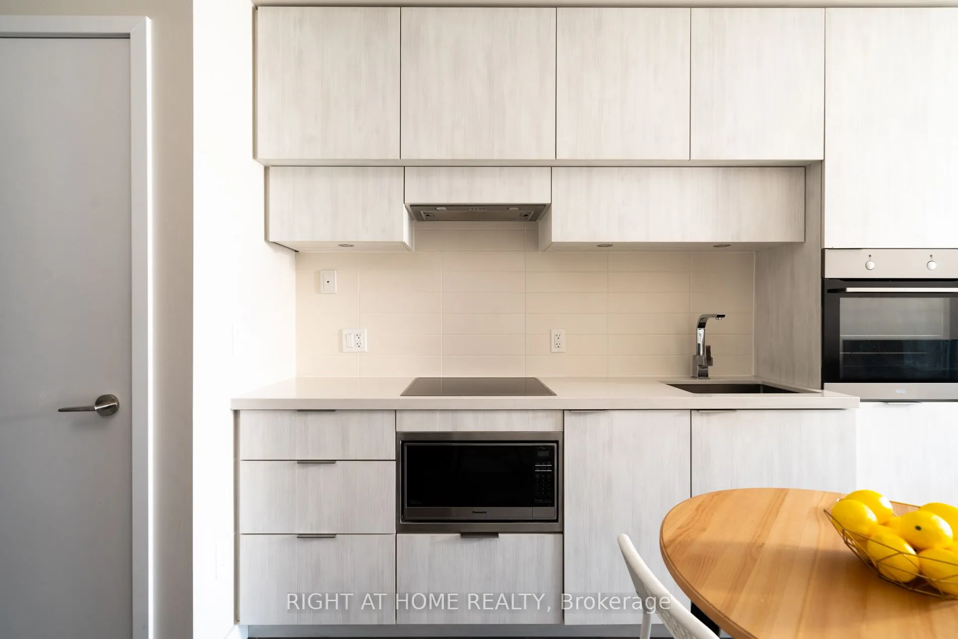 8 Eglinton Avenue E, #5703