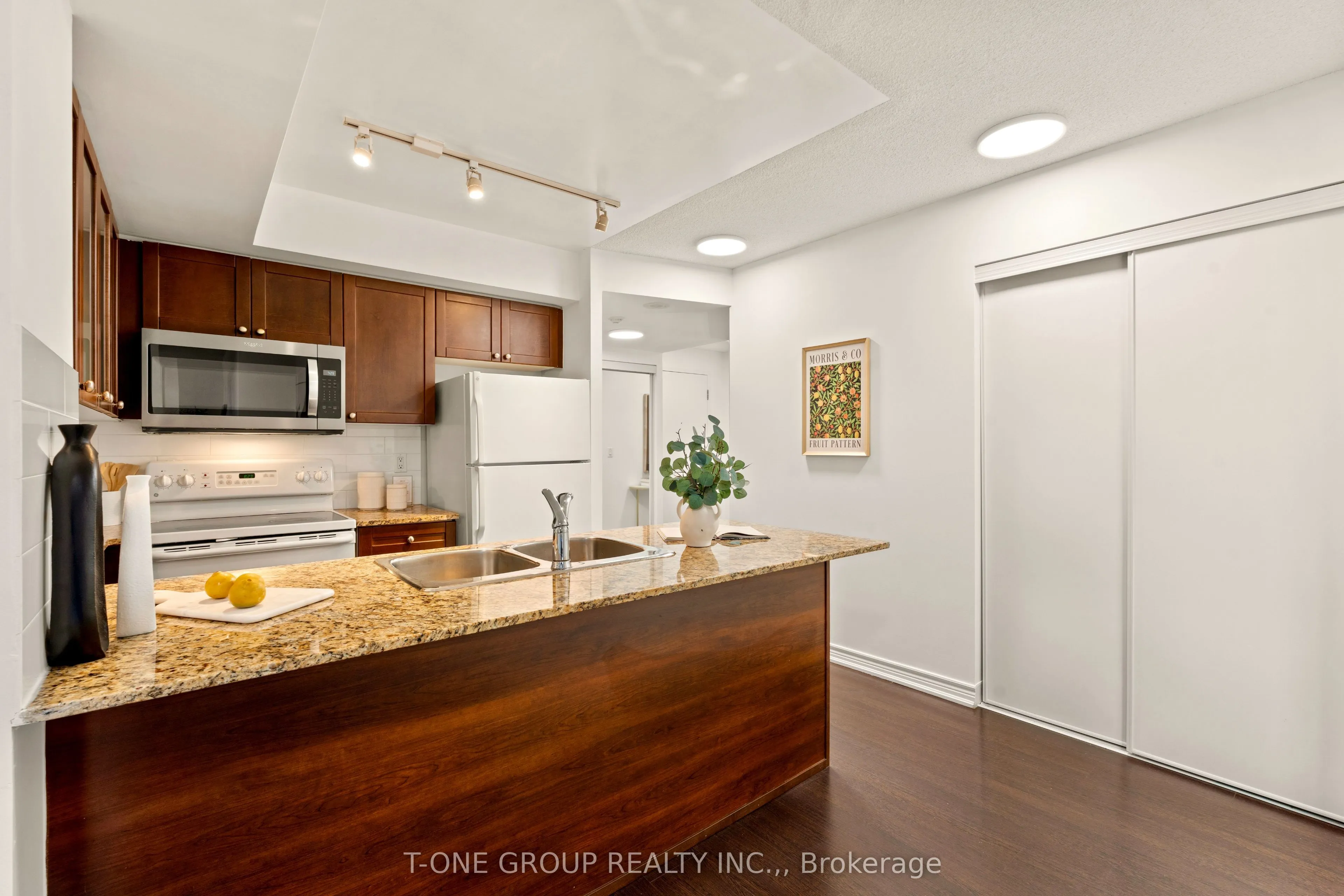 761 Bay Street, #605