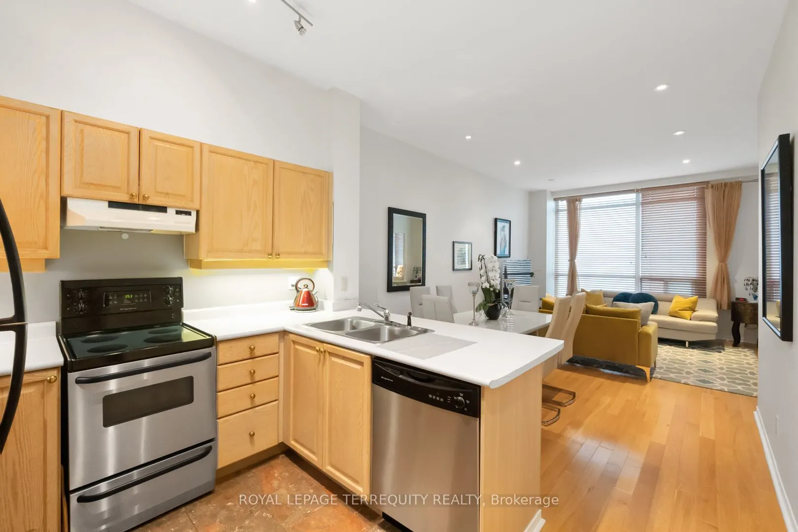 7 King Street E, #2215